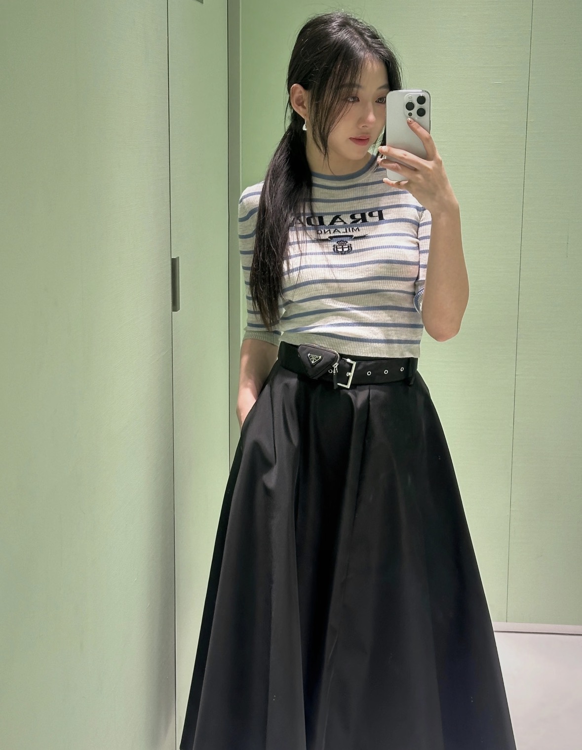 NO:947574,26 early autumn new arrivals skirt  The matte nylon fabric is crisp and stylish, and the large umbrella skirt is cut to stretch and fall smoothly, with a retro and elegant silhouette. It comes with a wide belt with a metal square buckle and a mini bag with the iconic triangle logo, which makes the brand more recognizable. The high-waisted version optimizes the waistline ratio and hides waist and hip fat.  Meat. Minimalist and pure black, versatile and attractive. Suitable for knits, shirts, and suits. It has both girlish agility and intellectual aura, and can easily achieve the low-key, light and luxurious Italian retro style. Ready stock sml,,skirts,shirts,business  suit,1986090926早秋新品 半裙 哑光尼龙面料挺括有型,大伞裙剪裁舒展垂顺,自带复古优雅廓形.配套宽腰带搭配金属方扣,附标志性三角标迷你小包,品牌辨识度拉满.高腰版型优化腰线比例,藏住腰胯赘肉.极简纯黑百搭耐看,适配针织、衬衫、西装,兼具少女灵动与知性气场,轻松拿捏低调轻奢的意式复古格调.现货smL,,skirts,shirts,business suit,,Women's clothing