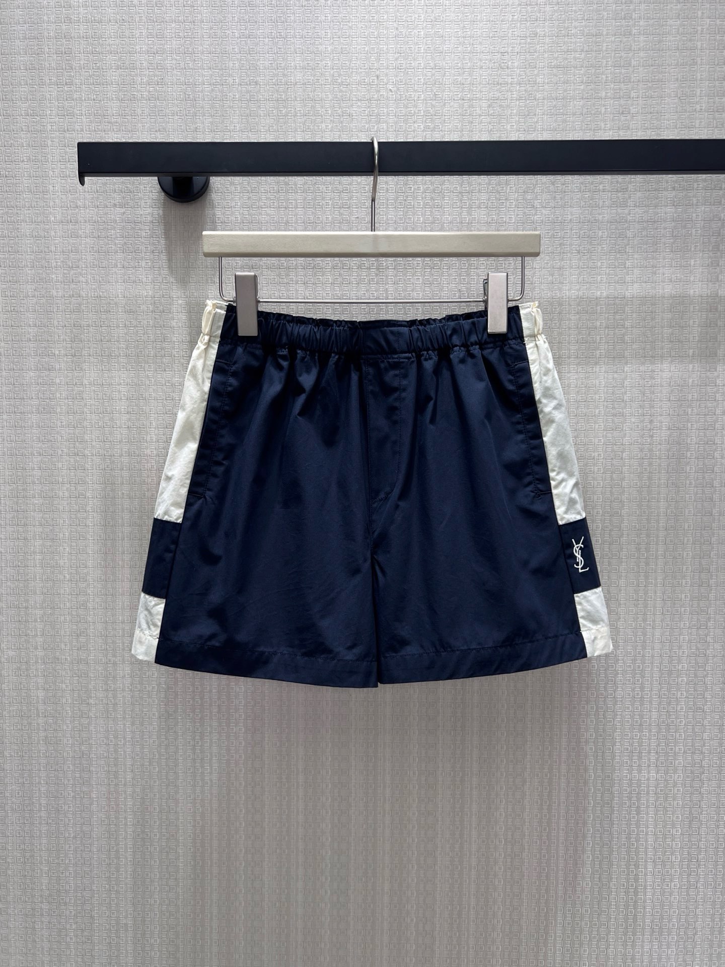 NO:947717,26th Early Autumn New Product Navy contrasting sports and leisure suit, retro college-style tailoring brings relaxed elegance. Off-white stripes run through the body, and the lapel zipper jacket is neat and short, elevating the body proportions, and the exquisite embroidery logo is low-key embellishment. The matching elastic shorts are comfortable and unrestricted, and the light and crisp fabric is breathable and stylish. The complete set can be worn casually to reduce age, and the upper and lower items can also be split and matched, taking into account daily travel and shopping and commuting, easily creating a light and luxurious casual atmosphere. Ready stock smL  Actual detailed pictures, shorts, jackets & coats,1986090926早秋新品 藏青撞色运动休闲套装,复古学院风剪裁自带松弛贵气.米白条纹贯穿衣身,翻领拉链外套利落短款,拉高身材比例,精致刺绣标识低调点缀.配套松紧短裤舒适无束缚,轻薄挺括面料透气有型.成套穿搭随性减龄,上下单品亦可拆分搭配,兼顾日常出行与逛街通勤,轻松拿捏轻奢休闲氛围感.现货smL 实拍细节图,,shorts,jackets & coats,,Women's clothing