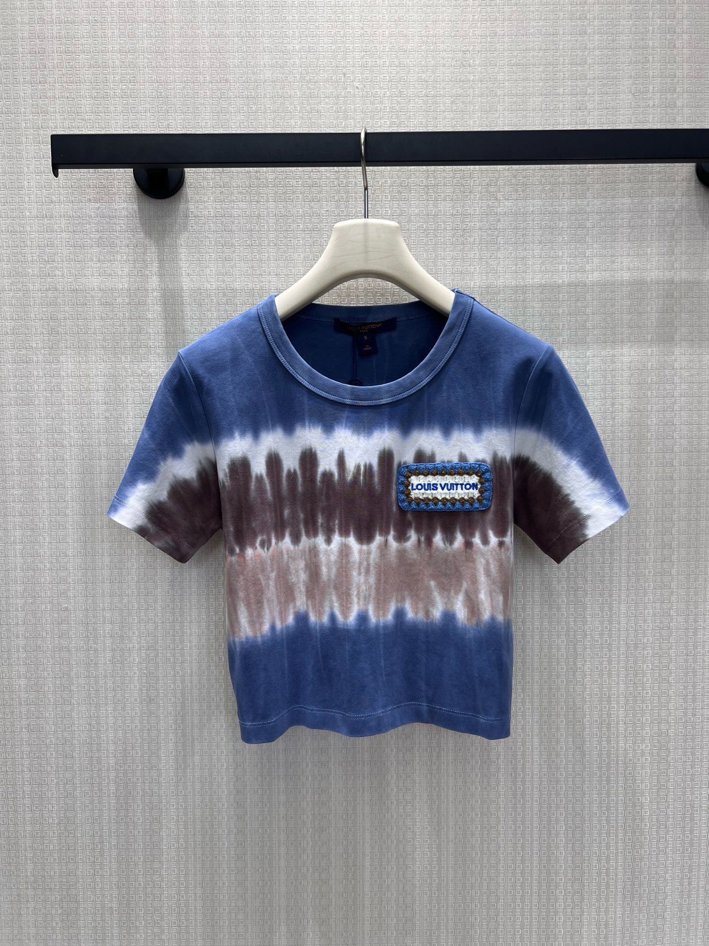 NO:949252,26 spring and summer new products, indigo gradient tie-dye short style, short sleeves. Comes with retro distressed filters, blue, brown and white three-color natural blending, hand-made tie-dye texture, each piece has a unique texture. The classic round neck fits the neck line, and the woven brand label on the chest is a low-key finishing touch, exquisite and unobtrusive. The short cut raises the waistline and optimizes the body proportions. Ready in stock 36/38/40 Real shot details, T-shirt,1986090926春夏新品 靛蓝渐变扎染短款 短袖 自带复古做旧滤镜,蓝棕白三色自然晕染,手工扎染肌理每件都独具质感.经典圆领贴合颈部线条,胸前编织包边品牌布标低调点睛,精致不张扬.短款剪裁拉高腰线,优化身材比例 现货36/38/40 实拍细节图,,T-shirt,,Women's clothing