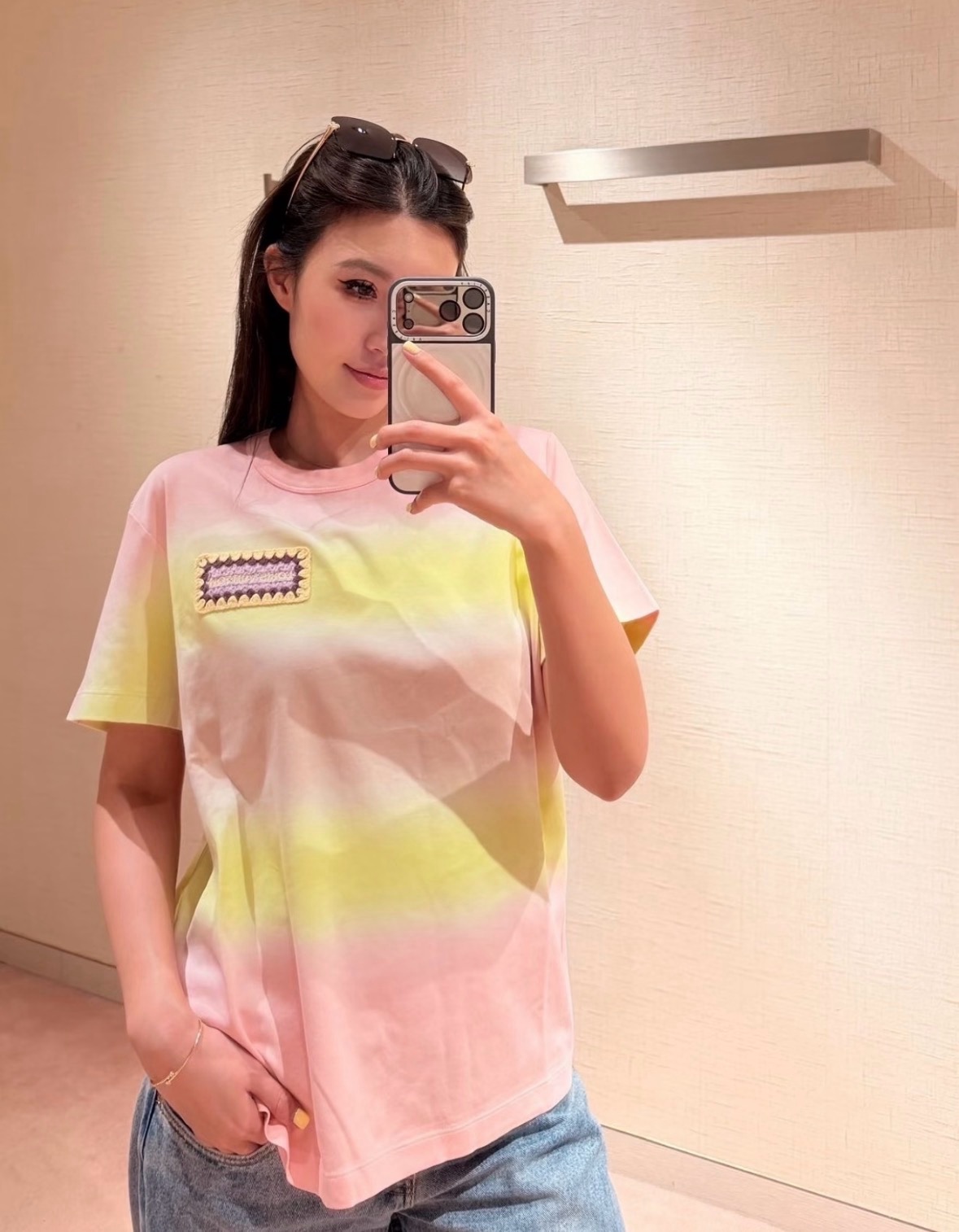 NO:949290,New spring and summer 26 gradient tie-dye short-sleeves. The sunset soft color is kneaded into cotton fabric, layered with pink, yellow and brown, and comes with a relaxed retro filter. The round neck neatly modifies the neck, and the contrasting L*V woven label on the chest outlines a low-key luxury feel. Each hand-dyed pattern is unique. The loose and slightly wide version accommodates all kinds of body shapes, and the soft and waxy skin-friendly fabric takes into account both comfort and texture. Ready in stock 36/38/40,, T-shirt,1986090926春夏新品 渐变扎染短袖 把落日软色揉进棉质面料,粉黄棕层叠晕染,自带松弛复古滤镜.圆领利落修饰脖颈,胸前撞色L*V织标勾勒低调奢感,手工扎染每一件纹路都独一无二.宽松微阔版型包容各类身形,软糯亲肤面料兼顾舒适与质感 现货36/38/40,,T-shirt,,Women's clothing