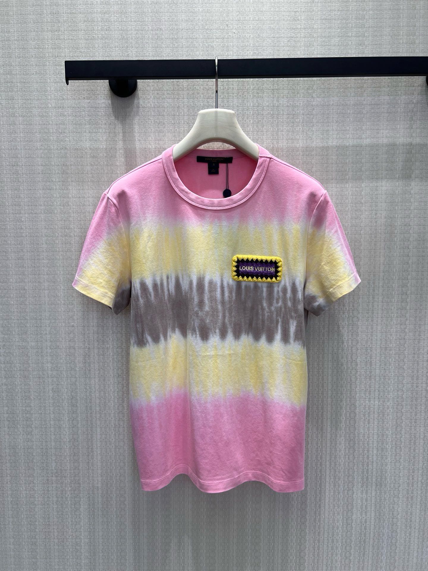 NO:949276,New spring and summer 26 gradient tie-dye short-sleeve. The sunset soft color is kneaded into cotton fabric, layered with pink, yellow and brown, and comes with a relaxed retro filter. The round neck neatly modifies the neck, and the contrasting L*V woven label on the chest outlines a low-key luxury feeling. Each piece of hand-tied dyeing has a unique texture. The loose and slightly wide version accommodates all kinds of body shapes, and the soft and waxy skin-friendly fabric combines comfort and texture. In stock 36/38/40  Actual detailed pictures, T-shirt,1986090926春夏新品 渐变扎染短袖 把落日软色揉进棉质面料,粉黄棕层叠晕染,自带松弛复古滤镜.圆领利落修饰脖颈,胸前撞色L*V织标勾勒低调奢感,手工扎染每一件纹路都独一无二.宽松微阔版型包容各类身形,软糯亲肤面料兼顾舒适与质感 现货36/38/40 实拍细节图,,T-shirt,,Women's clothing