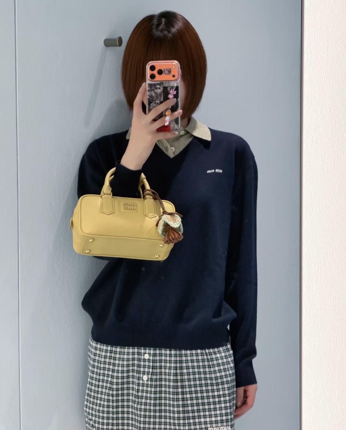 NO:947628,26 early autumn new arrivals sweaters  The navy blue spliced striped shirt collar cleverly creates a layered look and brings a college atmosphere. The soft and waxy wool fabric feels warm to the touch, and the loose shoulder style is comfortable and comfortable. Exquisite small-word embroidery on the chest has a low-key brand logo, and the contrasting striped collar adds a sense of layering. The simple V-shaped fake collar design is retro and attractive, suitable for skirts and trousers, and it is easy to achieve a sweet college style, with both girly and elegant texture. In stock 36/38/40, skirts, sweaters, shirts,1986090926早秋新品 毛衣 藏青拼接条纹衬衫领,巧妙打造叠穿视觉,学院氛围扑面而来.软糯羊毛面料触感温润,宽松落肩版型舒适自在.胸口精致小字刺绣低调标识品牌,撞色条纹领增添层次感.简约V型假领设计复古耐看,适配半裙与长裤,轻松拿捏甜系学院风,兼具少女感与优雅质感.现货36/38/40,,skirts,sweaters,shirts,,Women's clothing