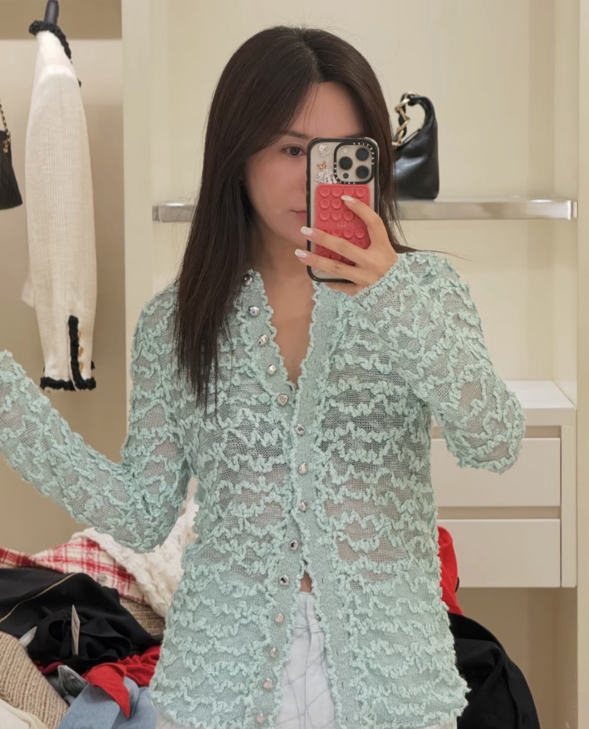 NO:949336,26 early autumn new products Chan** cardigan sweater  The three-dimensional wavy texture knitting has a unique sense of layering, and the transparent and micro-transparent fabric is light and elegant. The round neck is matched with exquisite metal buttons, replicating the classic petite style. The two colors of milk white and mint green are fresh and soft, and the short version optimizes body proportions. The long-sleeved cut has both sun protection and atmosphere, and is suitable for solo wear or inner wear. It is gentle and delicate, with a refreshing fairy spirit, and can easily create a simple and elegant spring look. In stock 36/38/40,,chanel,sweaters,1986090926早秋新品 Chan**开衫毛衣 立体波浪肌理针织自带独特层次感,通透微透面料轻盈雅致.圆领搭配精致金属排扣,复刻经典小香格调.奶白、薄荷绿两色清新柔和,短款版型优化身材比例.长袖剪裁兼具防晒与氛围感,单穿、内搭都适配.温柔精致,自带清爽仙气,轻松打造简约显贵的春日造型.现货36/38/40,,chanel,sweaters,,Women's clothing