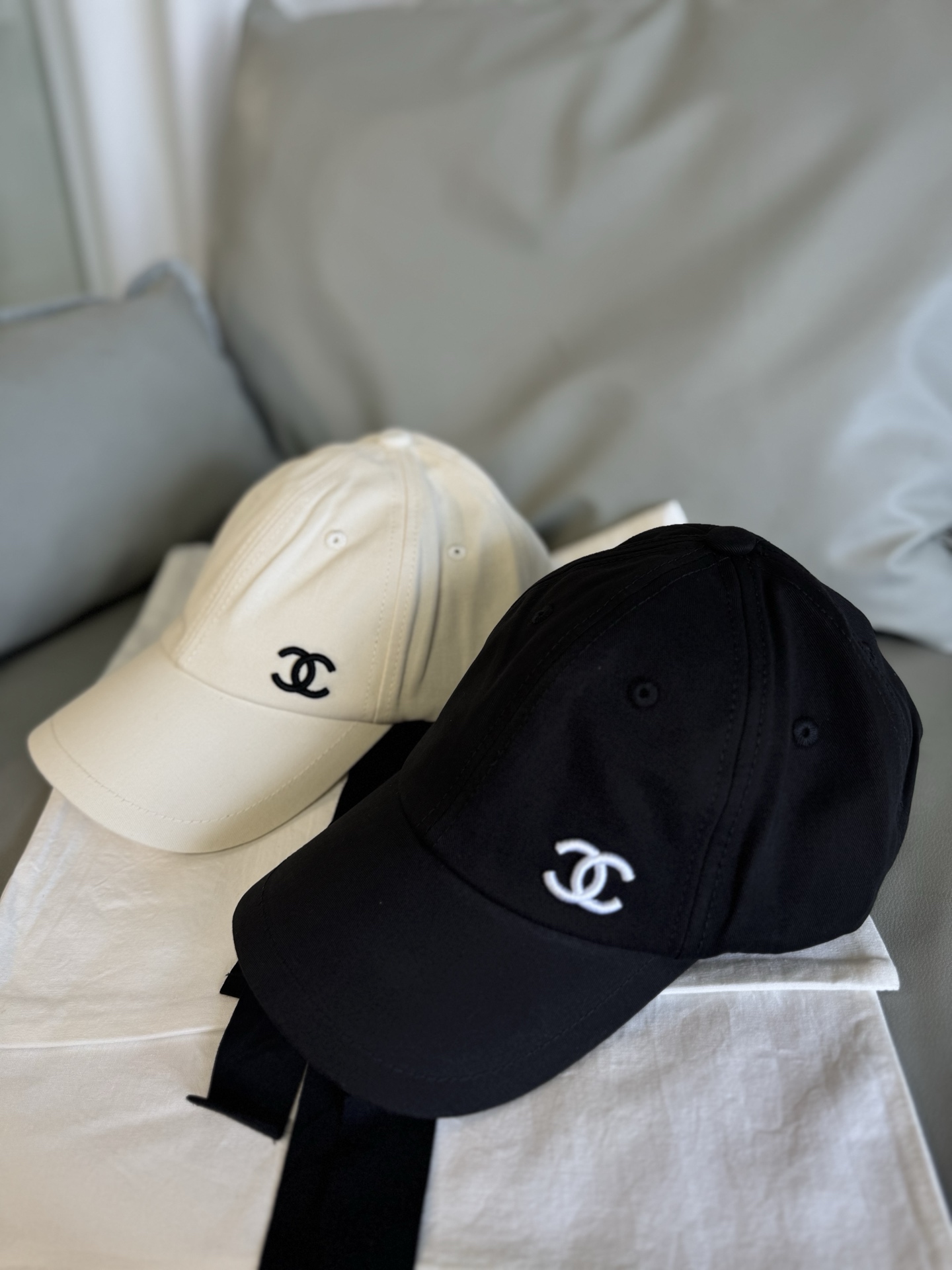 NO:949324,Real 26 spring and summer new products  The Cha** burgundy color makes the skin soft and translucent, and the classic white double C embroidery is neat and eye-catching, capturing Xiaoxiang's unique elegance and relaxation. The washed cotton fabric is soft and skin-friendly, and the curved brim shape modifies the face, easily hiding broken hair and tired looks after staying up late. It does not deliberately pile up gorgeousness, and the simple lines bring a light and luxurious atmosphere. It is suitable for daily commuting, leisure travel or casual recording.  Detailed pictures of the spot,19860909实 26春夏新品 Cha**酒红衬得肤色柔和透亮,经典白色双C刺绣利落醒目,把小香独有的优雅松弛拿捏到位.水洗棉质面料柔软亲肤,弯檐版型修饰脸型,轻松藏住碎发与熬夜倦容.不刻意堆砌华丽,简约线条自带轻奢氛围感,日常通勤、休闲出行或是随性录歌都适配,低调释放精致质感,一件便拉高整套穿搭格调,温柔又显贵.单色 现货拍细节图,,,Women's clothing