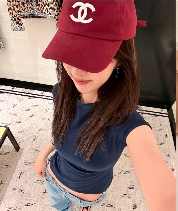 NO:949312,26 spring and summer new products  The Cha** burgundy color makes the skin soft and translucent, and the classic white double C embroidery is neat and eye-catching, capturing Xiaoxiang's unique elegance and relaxation. The washed cotton fabric is soft and skin-friendly, and the curved brim shape modifies the face, easily hiding broken hair and tired looks after staying up late. It does not deliberately pile up gorgeousness, and the simple lines bring a light and luxurious atmosphere. It is suitable for daily commuting, leisure travel or casual recording.  Spot,,1986090926春夏新品 Cha**酒红衬得肤色柔和透亮,经典白色双C刺绣利落醒目,把小香独有的优雅松弛拿捏到位.水洗棉质面料柔软亲肤,弯檐版型修饰脸型,轻松藏住碎发与熬夜倦容.不刻意堆砌华丽,简约线条自带轻奢氛围感,日常通勤、休闲出行或是随性录歌都适配,低调释放精致质感,一件便拉高整套穿搭格调,温柔又显贵.单色 现货,,,Women's clothing