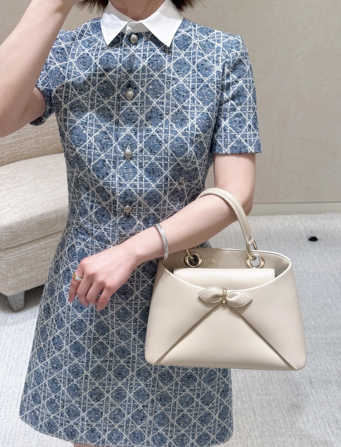 NO:950788,26 early autumn new Dio** dress  The contrasting white lapel creates a layered texture, and the rhombus jacquard texture is exquisite and durable. The metal buttons in the front row are arranged in an orderly manner, and the short sleeves are tailored refreshingly and appropriately. The high waistline optimizes body proportions, and the straight skirt is simple and elegant. The coarse floral fabric has a retro texture, blending intellectual elegance, suitable for commuting and dating, and calmly interpreting low-key and timeless French light luxury style. In stock 36/38/40, dior, skirts, T-shirt,1986090926早秋新品 Dio**连衣裙 撞色白翻领打造层次质感,菱格提花纹理精致耐看.前排金属纽扣有序排布,短袖剪裁清爽得体.高腰线版型优化身材比例,直筒裙身简约大气.粗花面料自带复古肌理,融合知性优雅气质,通勤、约会皆适配,从容演绎低调隽永的法式轻奢格调.现货36/38/40,,dior,skirts,T-shirt,,Women's clothing