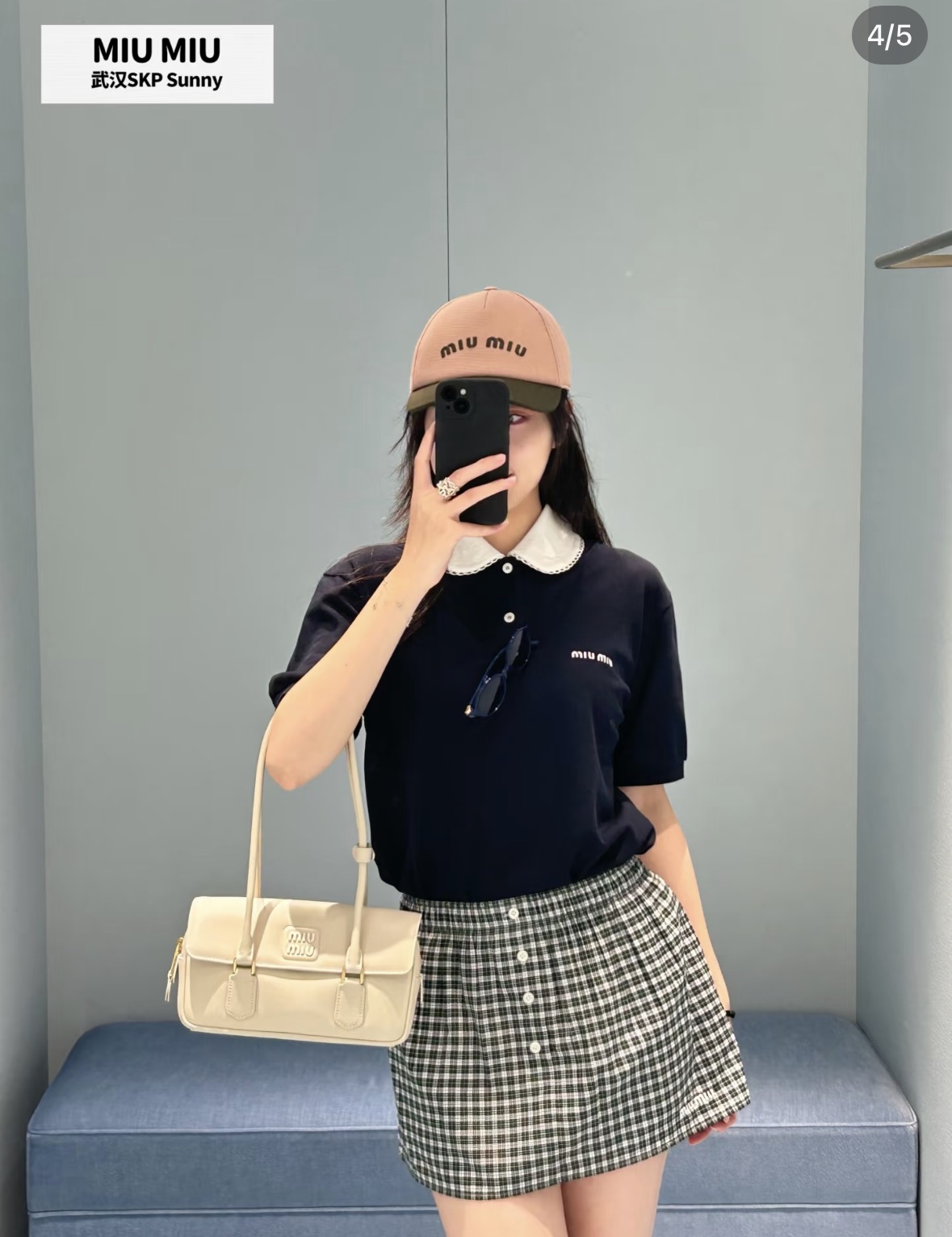 NO:950821,26 spring and summer new arrivals miu ** short sleeves, navy blue pique fabric, breathable, crisp and textured  , Double-layer lace doll collar, softening the lines, exuding a sweet college atmosphere. The half-open button design is simple and elegant, and the white letter embroidery on the chest is a delicate finishing touch. The neat short sleeves are matched with a short version, which can easily increase the proportion. The balance between girlishness and light luxury, daily paired with skirts and trousers, to create a gentle and smart retro girl look. In stock 36/38/40,, miumiu, skirts, T-shirt,1986090926春夏新品 miu ** 短袖 藏青珠地面料,透气挺括自带质感 ,双层蕾丝花边娃娃领,柔化线条,洋溢清甜学院氛围.半开襟纽扣设计简约大方,胸口白色字母刺绣精致点睛.利落短袖搭配短款版型,轻松拉高比例.少女感与轻奢感平衡,日常搭配半裙、长裤,打造温柔灵动的复古少女造型.现货36/38/40,,miumiu,skirts,T-shirt,,Women's clothing