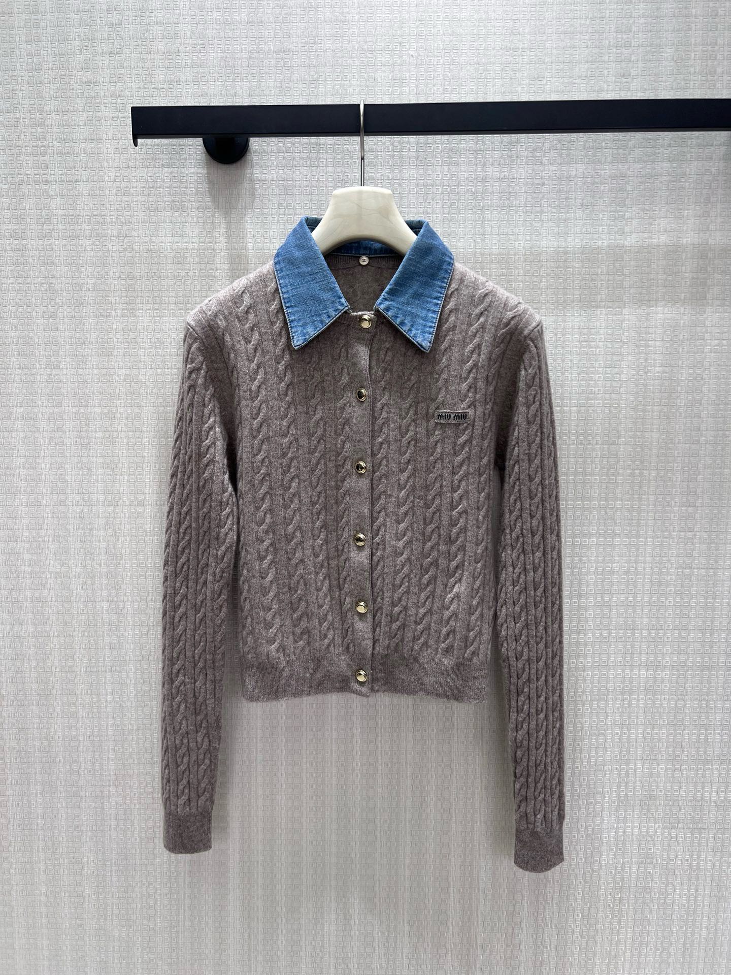 NO:950636,Long sleeves 26 early autumn new products  The miu** twist texture is soft and skin-friendly, and the spliced denim lapels collide with the retro college feel, adding a layered atmosphere. The metal round buckle is simple and exquisite, and the mini logo on the chest is a low-key mark of the brand style. The short cut optimizes the proportions and can be easily elongated.  The body shape and long-sleeved version are suitable for multi-season wear. The oatmeal gray color is soft and durable, and it is gentle and age-reducing when worn alone. It is suitable for wearing with a shirt inside or a skirt outside. It has both girlish sweetness and light luxury texture. It is great for daily commuting and dating. In stock 36/38/40  Actual detailed pictures,,miumiu,skirts,shirts,19860909长袖 26早秋新品 miu**麻花纹理软糯亲肤,拼接牛仔翻领碰撞复古学院感,层次氛围感拉满.金属圆扣简约精致,胸口迷你logo低调标识品牌格调.短款剪裁优化比例,轻松拉长身形,长袖版型适配多季穿搭.燕麦灰柔和耐看,单穿温柔减龄,内搭衬衫、外搭半裙皆适配,兼具少女清甜与轻奢质感,日常通勤、约会都很出彩.现货36/38/40 实拍细节图,,miumiu,skirts,shirts,,Women's clothing