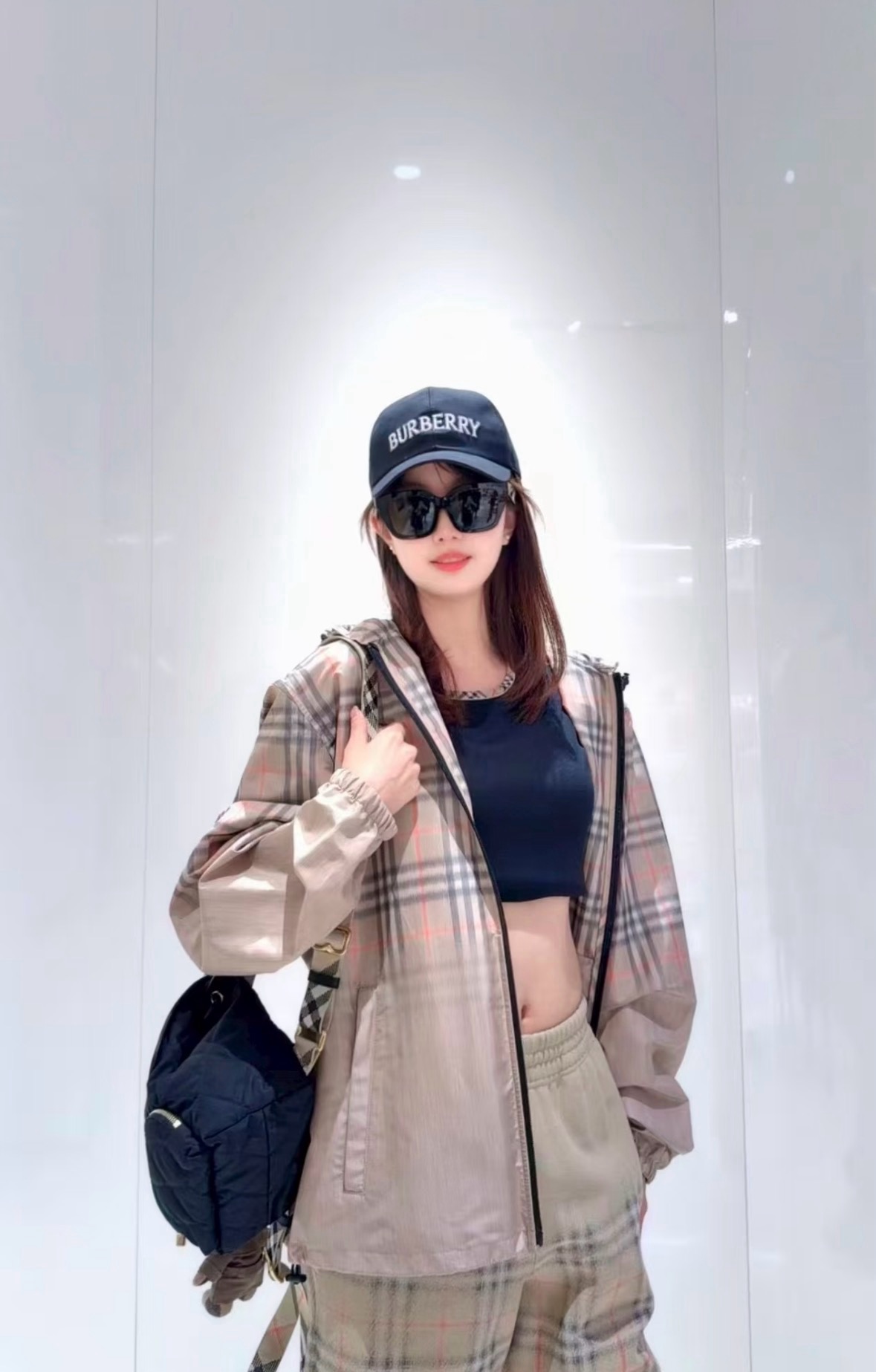 NO:950797,Classic plaid meets soft matte nude tones. The same silhouette for men and women adapts to different body shapes and has a relaxed and high-end feel. The waterproof fabric is paired with a hooded design, taking into account practicality and brand recognition. Wearing it together unlocks a low-key CP atmosphere for couples. It can also be worn alone to easily create a multi-faceted style for street and commuting. It is a versatile style that is not picky in the wardrobe. Ready for sale smL, hats,19860909批经典格纹邂逅柔雾裸调,男女同款的廓形适配不同身形,自带松弛高级感.防水面料搭配连帽设计,兼顾实用性与品牌辨识度,情侣同穿解锁低调的CP氛围感,单穿也能轻松打造街头与通勤的多面风格,是衣橱里不挑人的百搭款.现货出售smL,,hats,,Women's clothing