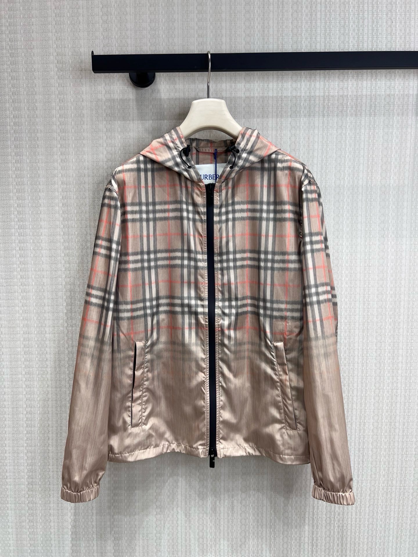 NO:950787,Classic plaid meets soft matte nude tones. The same silhouette for men and women adapts to different body shapes and has a relaxed and high-end feel. The waterproof fabric is paired with a hooded design, taking into account practicality and brand recognition. Wearing it together unlocks a low-key CP atmosphere for couples. It can also be worn alone to easily create a multi-faceted style for street and commuting. It is a versatile style that is not picky in the wardrobe. Ready for sale sml real shot details, hats,19860909经典格纹邂逅柔雾裸调,男女同款的廓形适配不同身形,自带松弛高级感.防水面料搭配连帽设计,兼顾实用性与品牌辨识度,情侣同穿解锁低调的CP氛围感,单穿也能轻松打造街头与通勤的多面风格,是衣橱里不挑人的百搭款.现货出售smL 实拍细节图,,hats,,Women's clothing