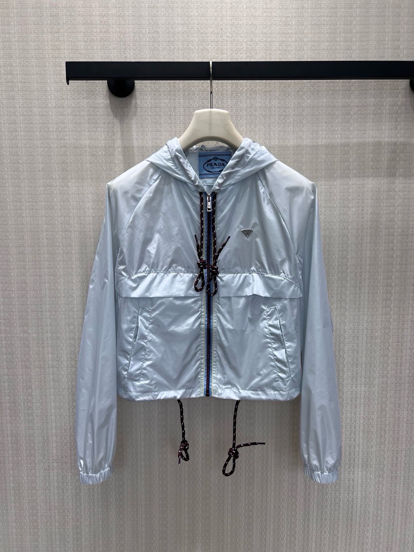 NO:950804,Batch 26 Spring and Summer New Style Pra**’s romance is hidden in the details of this sun protection jacket. Ice-like breathable fabric, no burden for summer travel. Triangular logo + contrasting drawstrings, simple but not simple. Short hooded design, lazy and casual. One piece unlocks N kinds of outfits. The light luxury and versatile king in the wardrobe is available for sale sml. Real shot details, prada, hats,19860909批 26春夏新款 Pra**的浪漫,藏在这件防晒衣的细节里冰感透气面料,夏日出行毫无负担三角标logo+撞色抽绳,简约不简单 短款连帽设计,慵懒又随性 一件解锁N种穿搭,衣柜里的轻奢百搭王现货出售smL 实拍细节图,,prada,hats,,Women's clothing