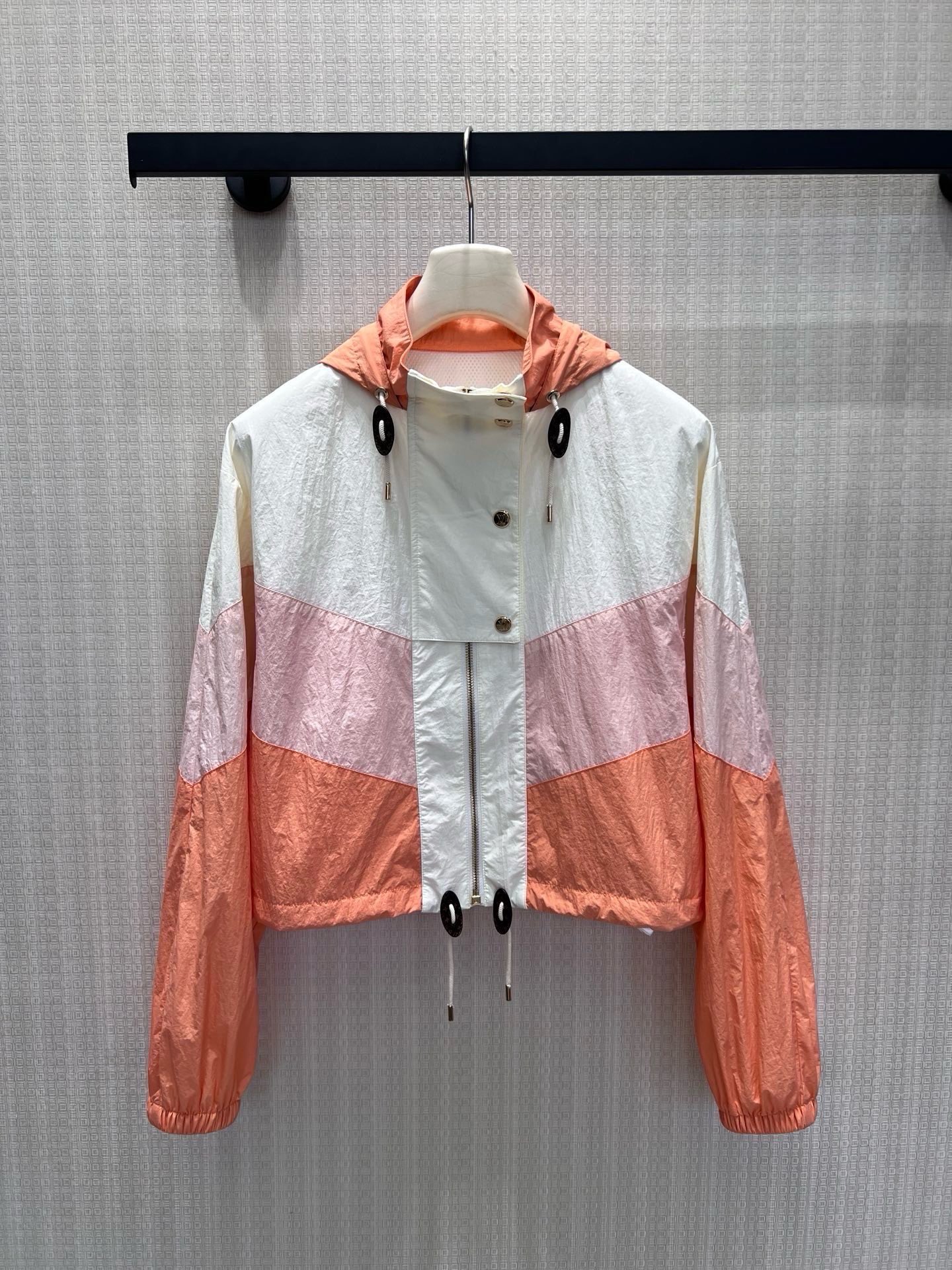 NO:950822,26 spring and summer new products sun protection clothing and jackets  Soft contrasting colors outline a relaxed atmosphere, with white, peach pink and warm orange layered splicing, and comes with a spring soft light filter. The short hooded cut optimizes the proportions, and the neat drawstring cinches the waistline to easily create a three-seven-point figure. Lightweight and breathable sun protection fabric,  Windproof, wrinkle-resistant and practical; double-layer placket metal buckle + hidden zipper, details hide exquisite texture. Loose shoulders are not flattering, suitable for daily travel and short-distance outings, gentleness and vitality coexist, easy to wear with a casual and high-end feel. Ready-made sml  Actual detailed pictures, jackets & coats, hats,1986090926春夏新品 防晒衣外套 柔和撞色勾勒松弛氛围感,白、蜜桃粉、暖橘分层拼接,自带春日柔光滤镜.短款连帽剪裁优化比例,利落抽绳收束腰线,轻松打造三七分优越身形.轻薄透气防晒面料,防风耐皱兼顾实用性；双层门襟金属扣+隐藏拉链,细节暗藏精致质感.宽松落肩不挑身形,日常出行、短途出游皆适配,温柔元气并存,轻松穿出随性高级感.现货smL 实拍细节图,,jackets & coats,hats,,Women's clothing