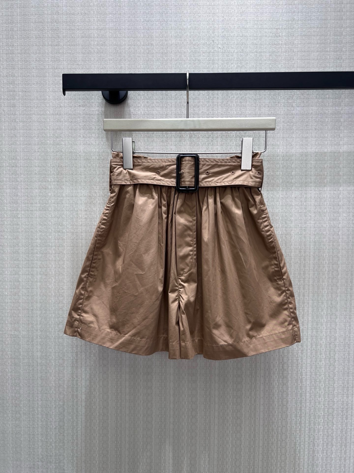 NO:950861,26 spring and summer new products exclusive customization ysl  The caramel brown high-waist bud shorts have a sophisticated and unique style. The matching square belt tightens the waistline and naturally increases the body proportions. The fabric is dry and breathable, and the loose trouser legs cleverly modify the crotch and cover up the fat on the legs. Paired with a dark pattern tube top to create a retro and noble atmosphere, suitable for vacation shopping and city travel. It combines laziness and light luxury texture to easily create a neat and exquisite French high-end summer look. Spot smL real shot details, saint  laurent,shorts,1986090926春夏新品 独家定制 ysl 焦糖咖色高腰花苞短裤版型精巧别致,配套方形皮带收紧腰线,自然抬高身材比例.面料干爽透气,宽松裤腿巧妙修饰胯部、遮掩腿部赘肉.搭配暗纹抹胸塑造复古贵气氛围,适配度假逛街、城市出行,糅合慵懒随性与轻奢质感,轻松打造利落精致的法式高阶夏日造型现货 smL 实拍细节图,,saint laurent,shorts,,Women's clothing