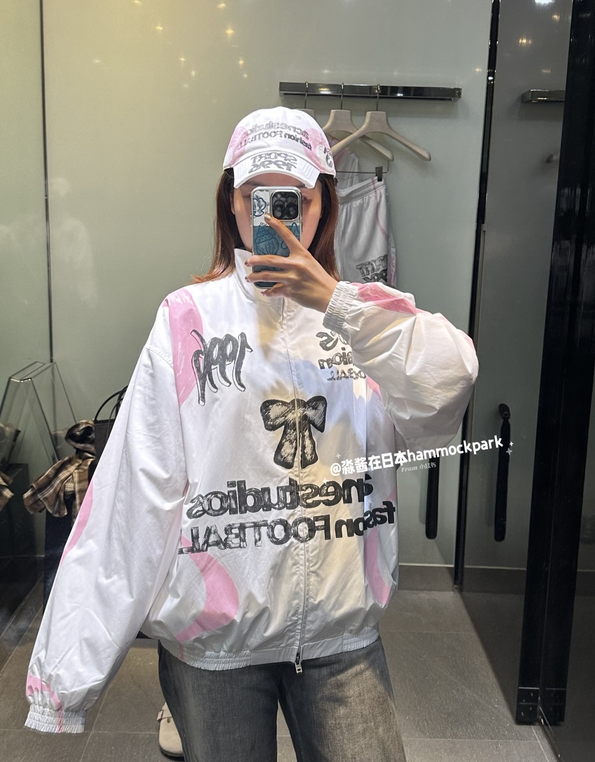 NO:950737,26th early autumn new product ac ** jacket has a relaxed oversize off-shoulder version, white background color with soft pink brushstroke printing, collision of retro old letters and bow patterns. The lapel zipper design is neat and casual, and the elastic hem optimizes the silhouette, with a street art atmosphere. The light and smooth fabric is comfortable and breathable, integrating retro football elements, the sweet and cool style is recognizable, and it is easy to create a casual and eye-catching niche trend style for daily wear. Ready in stock smL, versace, jackets &  coats,1986090926早秋新品 ac **外套 松弛oversize落肩版型,白底色搭配柔粉笔触印花,碰撞复古做旧字母与蝴蝶结图案.翻领拉链设计利落随性,下摆松紧收口优化轮廓,自带街头艺术氛围.轻薄顺滑面料舒适透气,融合复古足球元素,甜酷风格兼具辨识度,日常穿搭轻松打造随性吸睛的小众潮流造型.现货smL,,versace,jackets & coats,,Women's clothing