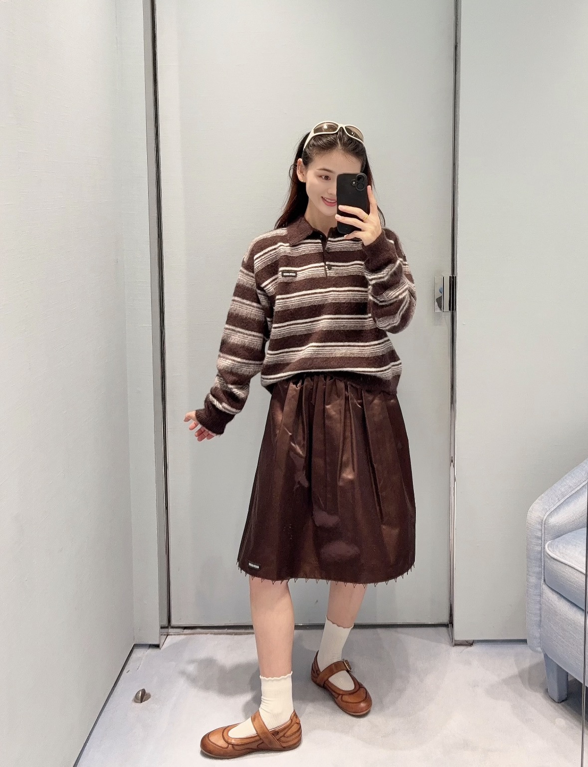 NO:950775,26 early autumn new arrival miu** sweater  Vintage burgundy with white stripes, selected fluffy and soft wool fabric with a hazy and soft mist texture. Classic Polo lapel with half-open buttons, and delicate embroidery of the cloth label on the chest. The short raw edge hem is smart and playful, and the loose off-shoulder version is lazy and comfortable.  The retro college atmosphere is full, gentle and full of atmosphere. It is suitable for skirts and trousers, and can easily interpret the retro and sweet girl's light and luxurious outfit. In stock 36/38/40,,miumiu,skirts,sweaters,1986090926早秋新品 miu**毛衣 复古酒红撞白条纹,甄选蓬松柔软羊毛面料,自带朦胧柔雾肌理.经典Polo翻领搭配半开纽扣,胸口布标刺绣精致点睛.短款毛边下摆灵动俏皮,宽松落肩版型慵懒舒适.复古学院氛围拉满,温柔又富有氛围感,适配半身裙与长裤,轻松演绎复古甜美的少女轻奢穿搭.现货36/38/40,,miumiu,skirts,sweaters,,Women's clothing