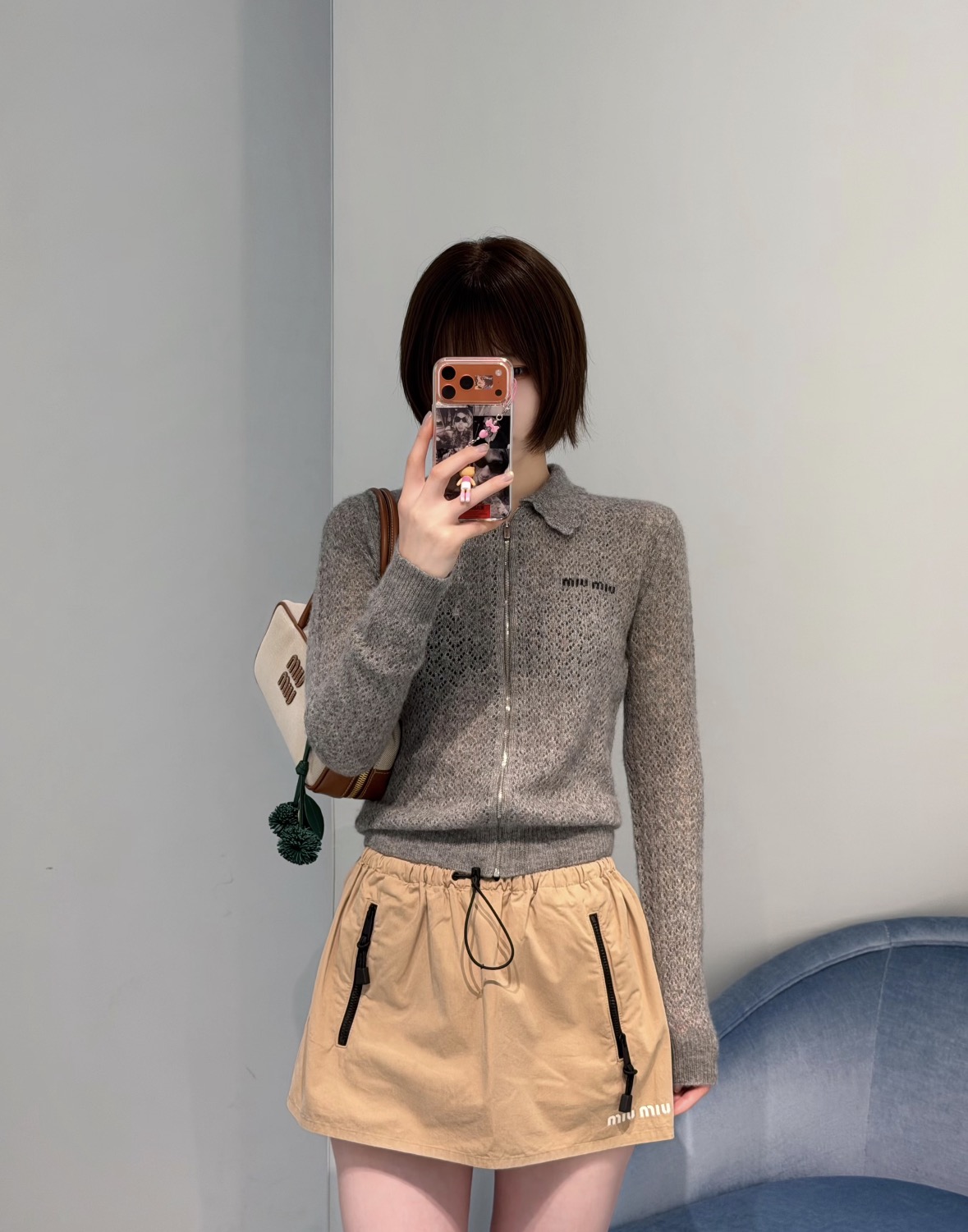 NO:950724,26 early autumn new products miu  **The cardigan sweater is made of elegant heather gray hollow knitted fabric, with a delicate diamond weave pattern that is transparent and light. The smart wave lace lapels are soft and chic, the full zipper opening and closing design is simple and elegant, and the embroidered logo on the body is low-key and exquisite. The fitted short version outlines the contrast  For example, the ribbed cuffs and hem are firmly shaping. It has a gentle girlish feel and a light luxury texture. It can be worn alone or layered to easily create a refreshing and elegant early autumn atmosphere. In stock smL,, miumiu, sweaters,1986090926早秋新品 miu **开衫毛衣雅致麻灰镂空针织面料,细腻菱格织纹通透轻盈.灵动波浪花边翻领柔美别致,全拉链开合设计简约大气,衣身刺绣标识低调精致.合身短款版型勾勒比例,罗纹袖口与下摆稳固塑形.兼具温柔少女感与轻奢质感,可单穿可叠搭,轻松打造清爽雅致的早秋氛围感穿搭.现货smL,,miumiu,sweaters,,Women's clothing