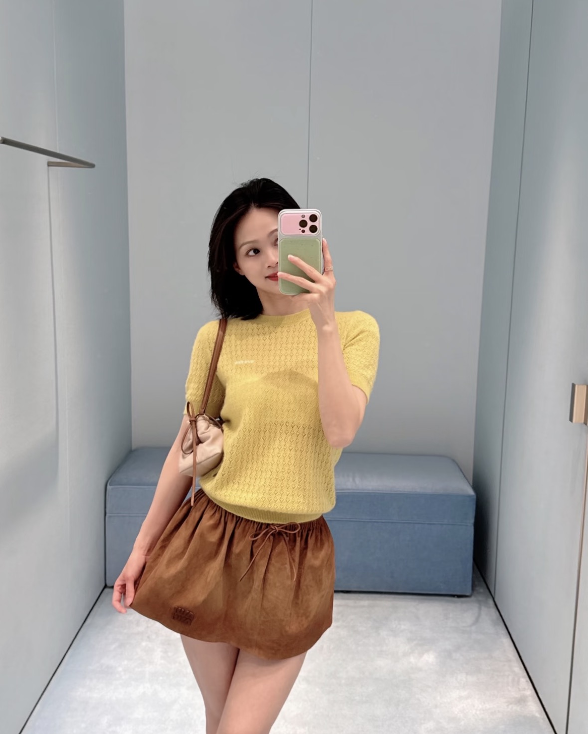 NO:950839,26 early autumn new miu ** short-sleeved sweater  The bright and warm yellow has a spring atmosphere, and the delicate diamond hollow weave is transparent and light, with both breathability and exquisite texture. The simple round neck is neat and elegant, and the light embroidered logo on the chest is low-key and subtle. The ribbed cuffs are stable and stylish, and the short version is fitted  The shape optimizes the ratio of the upper and lower body. It blends girly and light luxury tones. It is refreshing and eye-catching when worn alone, or layered with jackets, and it is easy to create a smart and elegant atmosphere. In stock 36/38/40,, miumiu, jackets  & coats, sweaters, T-shirt,1986090926早秋新款 miu ** 短袖毛衣 明媚暖黄自带春日氛围感,细腻菱格镂空织法通透轻盈,兼具透气质感与精致肌理.简约圆领利落大方,胸口浅调刺绣标识低调含蓄.罗纹收口袖摆稳固有型,合身短款版型优化上下身比例.少女感与轻奢调性相融,单穿清爽亮眼,叠搭外套亦出彩,轻松打造灵动雅致的氛围感穿搭.现货36/38/40,,miumiu,jackets & coats,sweaters,T-shirt,,Women's clothing