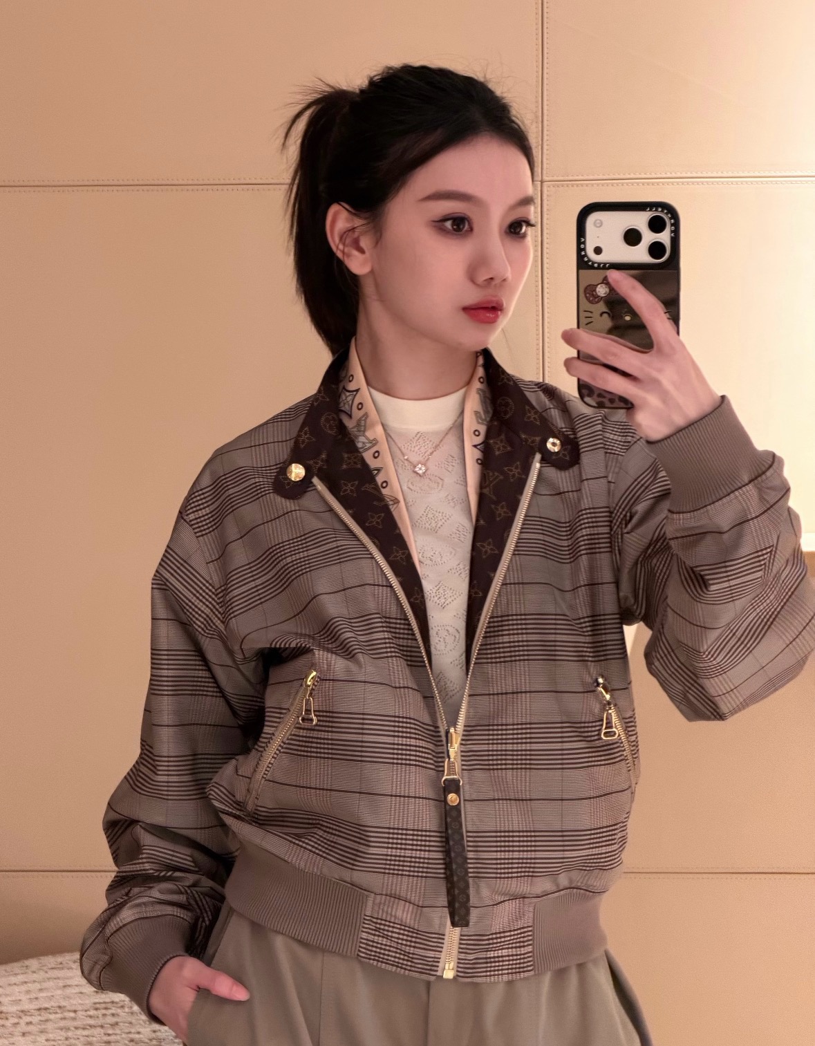 NO:953817,Batch LV **Double-sided plaid presbyopia jacket. It has a noble atmosphere. One side is retro plaid and the other is classic presbyopia. Two styles can be switched freely, which is full of practicality. The short high-waist design can easily create a 37/30 ratio. Neat tailoring + exquisite hardware, the details show the texture of big brands. It can be salty or sweet, and it is easy to choose different styles. Ready for sale smL,, louis vuitton, jackets & coats,19860909批 LV **双面穿格纹老花夹克 自带贵气的氛围感单品 一面复古格纹,一面经典老花 两种风格自由切换,实用性拉满 短款高腰设计,轻松打造三七分比例 利落剪裁+精致五金,细节尽显大牌质感 可盐可甜,轻松拿捏不同穿搭风格现货出售smL,,louis vuitton,jackets & coats,,Women's clothing