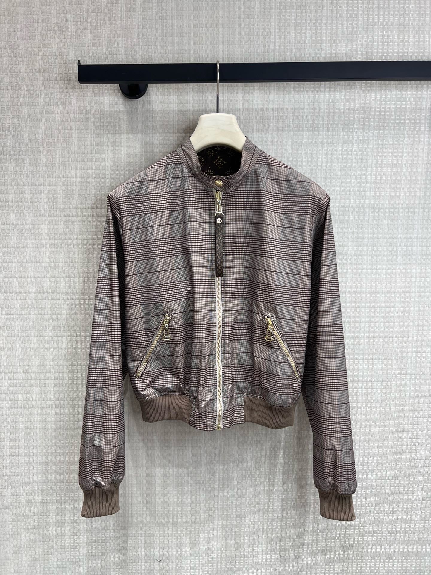 NO:953808,LV **Double-sided plaid presbyopia jacket. It has a noble atmosphere. One side is retro plaid and the other is classic presbyopia. The two styles can be freely switched for full practicality. The short high-waist design can easily create a 30-70 proportion. Neat tailoring + exquisite hardware, details show the texture of big brands. Can be salty or sweet, easy to choose different styles. Ready for sale sml real shot details, Louis Vuitton, jackets & coats,19860909LV **双面穿格纹老花夹克 自带贵气的氛围感单品 一面复古格纹,一面经典老花 两种风格自由切换,实用性拉满 短款高腰设计,轻松打造三七分比例 利落剪裁+精致五金,细节尽显大牌质感 可盐可甜,轻松拿捏不同穿搭风格现货出售smL 实拍细节图,,louis vuitton,jackets & coats,,Women's clothing