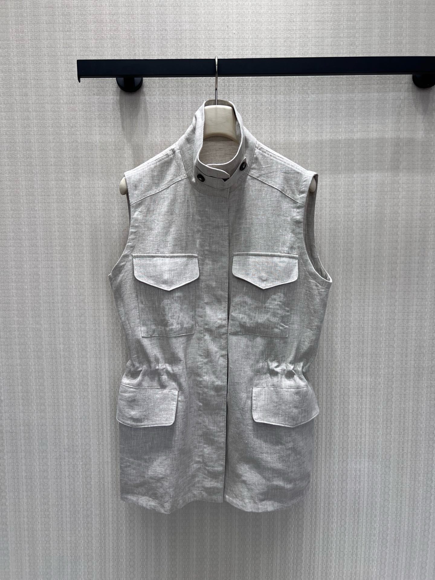 NO:953826,26 spring and summer new products  The LP light linen work vest is made of breathable natural linen fabric, with a simple and soft texture, and has a relaxed and durable old-money texture. The stand-up collar is matched with buckles to improve the neatness, and multiple sets of three-dimensional patch pockets take into account the styling layer and practicality. The built-in drawstring at the waist can tighten the waistline and optimize the body proportion. It can be worn layered with shirts and basic T-shirts, suitable for commuting or outing in the suburbs. It is low-key and unobtrusive, and can easily interpret the restrained and elegant light luxury style. Ready-stock smL  Actual detailed pictures,,loro piana,shirts,tees,t-shirt,1986090926春夏新品 LP浅亚麻色工装马甲选用透气天然亚麻面料,肌理质朴柔和,自带松弛耐看的老钱质感.立领搭配扣具提升利落度,多组立体贴袋兼顾造型层次与实用性,腰部内置抽绳可收紧腰线、优化身材比例.适配衬衫、基础T恤做分层穿搭,通勤或是近郊出行都适配,低调不张扬,轻松诠释克制雅致的轻奢穿搭格调现货 smL 实拍细节图,,loro piana,shirts,tees，t-shirt,,Women's clothing