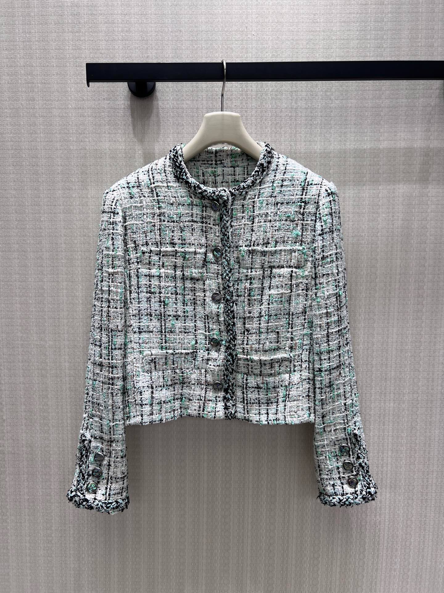 NO:953916,26 early autumn new products  Cha** fresh mint color thread small fragrant short jacket, tweed fabric with rich texture, white and black background interspersed with light green yarn, soft and refreshing. The round neck is matched with raw edge webbing, the metal buttons are exquisite and textured, and the multi-pocket design restores the classic fragrance tailoring. The short version elongates the lower body proportions, is crisp and stylish without being bloated, suitable for both dresses and sweaters, gentle and noble, and can be worn for daily commuting and appointments. In stock 36/38/40  Actual detailed pictures,,skirts,jackets & coats,1986090926早秋新品 Cha**清新薄荷彩线小香短外套,粗花呢面料肌理丰富,白黑底色穿插浅绿纱线,柔和清爽.圆领搭配毛边织带包边,金属纽扣精致有质感,多口袋设计还原经典香风剪裁.短款版型拉长下半身比例,挺括有型不臃肿,内搭连衣裙、针织衫皆适配,温柔显贵,日常通勤约会都能穿出优雅精致感.现货36/38/40 实拍细节图,,skirts,jackets & coats,,Women's clothing