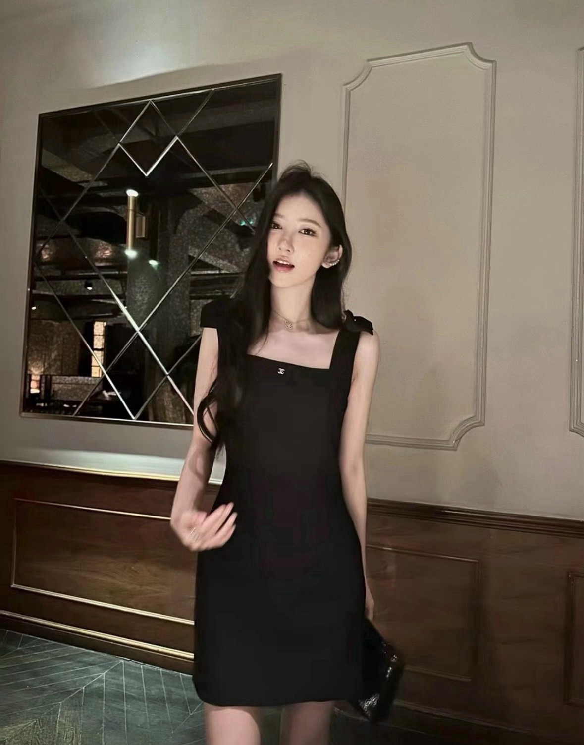 NO:953796,26 spring and summer new products, original designer model, small fragrant bow square neck little black dress, classic pure black high-end color, with built-in slimming filter, temperament and versatile. Square neck + shoulder strap bow design, delicate and gentle, easily modify the shoulder and neck lines, low-key to highlight the texture. Slim straight version, neat tailoring, outlines graceful curves, not picky about body shape. It can be easily controlled for daily commuting and dating parties, elegant and durable. Ready for sale smL,,skirts,1986090926春夏新品 原创设计师款 小香风蝴蝶结方领小黑裙 经典纯黑高级色调,自带显瘦滤镜,气质又百搭 方领+肩带蝴蝶结设计,精致又温柔,轻松修饰肩颈线条 低调彰显质感 修身直筒版型,利落剪裁,勾勒曼妙曲线,不挑身材 日常通勤、约会聚会都能轻松驾驭,优雅又耐看现货出售smL,,skirts,,Women's clothing