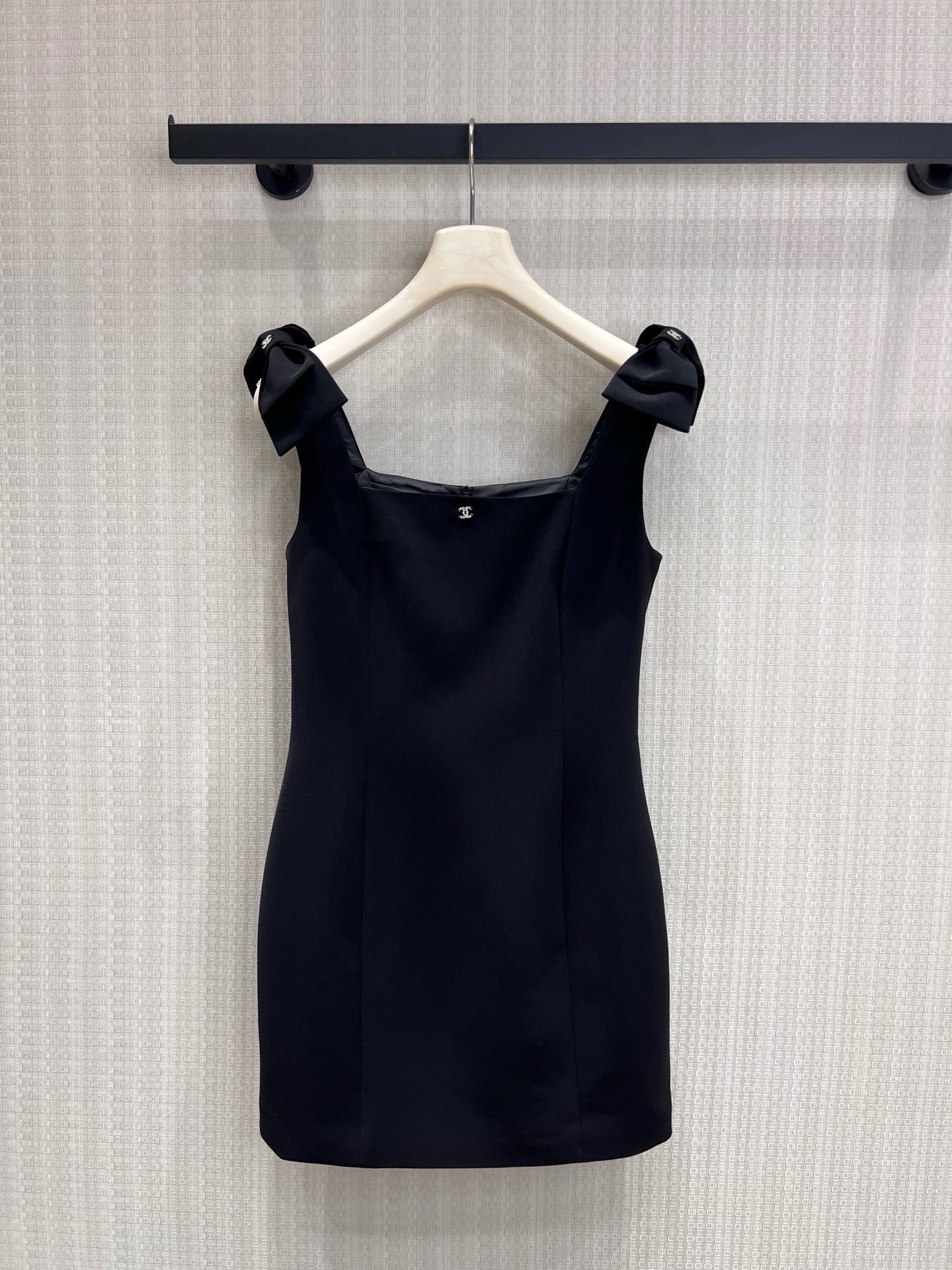 NO:953785,26 spring and summer new products, original designer style, little fragrant bow square neck little black dress, classic pure black high-end color, comes with slimming filter, temperament and versatile. Square neck + shoulder strap bow design, delicate and gentle, easily modify the shoulder and neck lines, low-key to highlight the texture. Slim straight version, neat tailoring, outlines graceful curves, not picky about the figure. It can be easily controlled for daily commuting and dating parties, elegant and durable. Ready for sale sml real shot details,,skirts,1986090926春夏新品 原创设计师款 小香风蝴蝶结方领小黑裙 经典纯黑高级色调,自带显瘦滤镜,气质又百搭 方领+肩带蝴蝶结设计,精致又温柔,轻松修饰肩颈线条 低调彰显质感 修身直筒版型,利落剪裁,勾勒曼妙曲线,不挑身材 日常通勤、约会聚会都能轻松驾驭,优雅又耐看现货出售smL 实拍细节图,,skirts,,Women's clothing