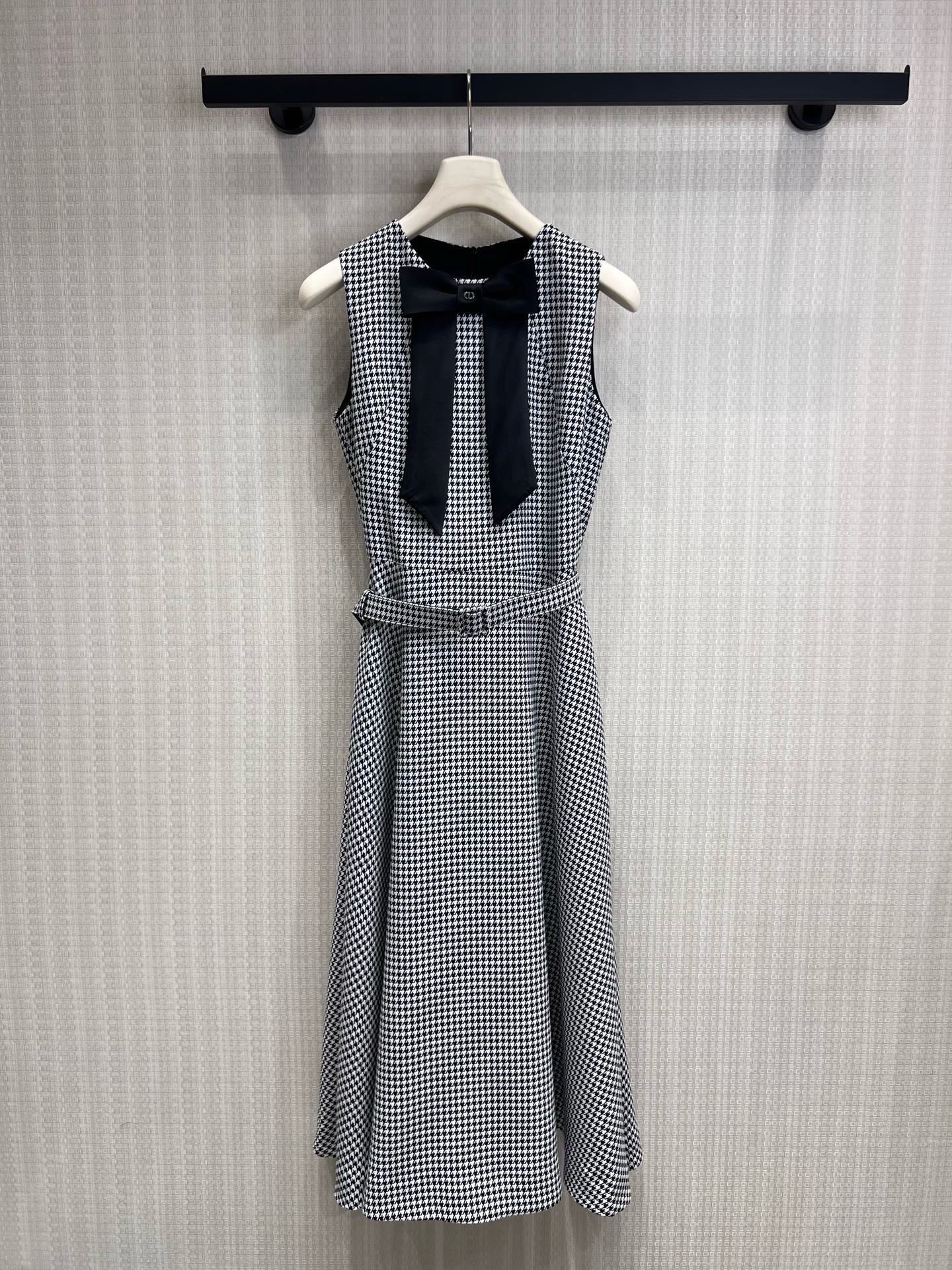 NO:953695,New product for spring and summer 26 Original designer houndstooth sleeveless dress uses classic houndstooth as the canvas to weave a timeless black and white narrative. The detachable velvet tie and belt of the same material are the ritual details we customized for you. The waist is A-shaped and tailored to fit the body shape, making every turn around become effortless and refined. Ready for sale sml real shot details,,skirts,1986090926春夏新品 原创设计师千鸟格无袖连衣裙 以经典千鸟格为画布,织就永不过时的黑白叙事.可拆卸丝绒领结与同料腰带,是我们为你定制的仪式感细节, 收腰A摆剪裁贴合身形,让每一次转身,都成为不费力的精致.现货出售smL 实拍细节图,,skirts,,Women's clothing