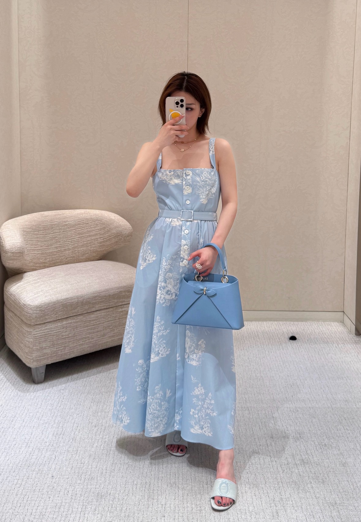 NO:953754,26 Spring/Summer New Arrival Dress Dio** Haute Couture Exclusive  Rui print meets clear light blue, wide shoulder straps and square collar gently outline the lines of the shoulders and neck, and the front row buttons show the brand's exquisite tailoring. The waist is widened and stretched, the cotton fabric has a soft texture, and the white flowers are elegant and unobtrusive. The relaxed atmosphere of South France  It is perfect for daily commuting and holiday afternoon tea. No complicated accessories are needed. Pair it with a tote and satin sandals to easily wear a low-key French elegance. In stock 36/38/40, dior, skirts,1986090926春夏新品 连衣裙 Dio**高定独家 茹伊印花邂逅清透浅蓝,宽肩带方领温柔勾勒肩颈线条,前排排扣尽显品牌考究剪裁.收腰大摆舒展垂顺,棉质面料自带柔和肌理,白调花卉清雅不张扬.南法松弛氛围感拉满,日常通勤、度假下午茶皆适配,无需繁复配饰,随手搭配托特与缎面凉拖,轻松穿出低调显贵的法式优雅.现货36/38/40,,dior,skirts,,Women's clothing