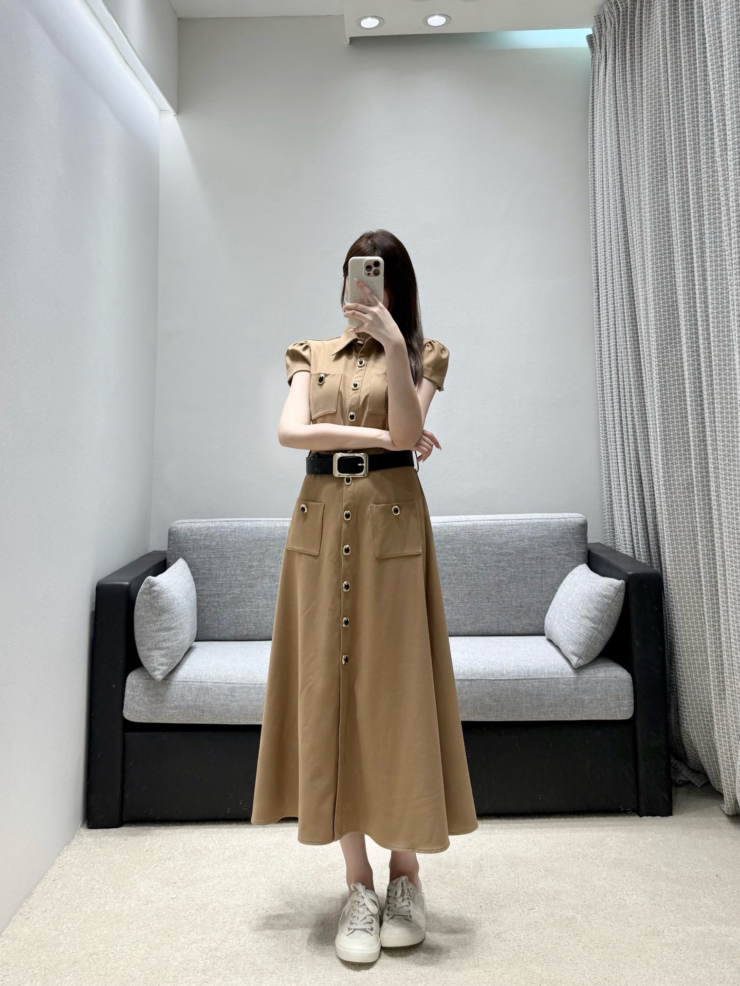 NO:953776,26 new spring and summer dresses  The warm-toned khaki has a retro commuting texture, and the lapel puffed short sleeves softly modify the shoulder line. The multi-pocket workwear design combines layers and accents, the metal breast buttons elongate the figure vertically, and the wide black belt comes with it to accurately outline the waistline. The large vertical skirt hides the body, and the casual shoes are not stiff. It is both capable and gentle, and can easily create an unintentional light luxury commuting atmosphere. In stock 36/38/40, skirts, T-shirt,1986090926春夏新品 连衣裙 暖调卡其自带复古通勤质感,翻领泡泡短袖柔和修饰肩线.多口袋工装设计兼具层次与腔调,金属排扣纵向拉长身形,附赠宽黑腰带精准勾勒腰线.垂顺大摆裙摆藏肉显瘦,休闲鞋搭配亦不显生硬,兼具干练与温柔,轻松打造不刻意的轻奢通勤氛围感.现货36/38/40,,skirts,T-shirt,,Women's clothing