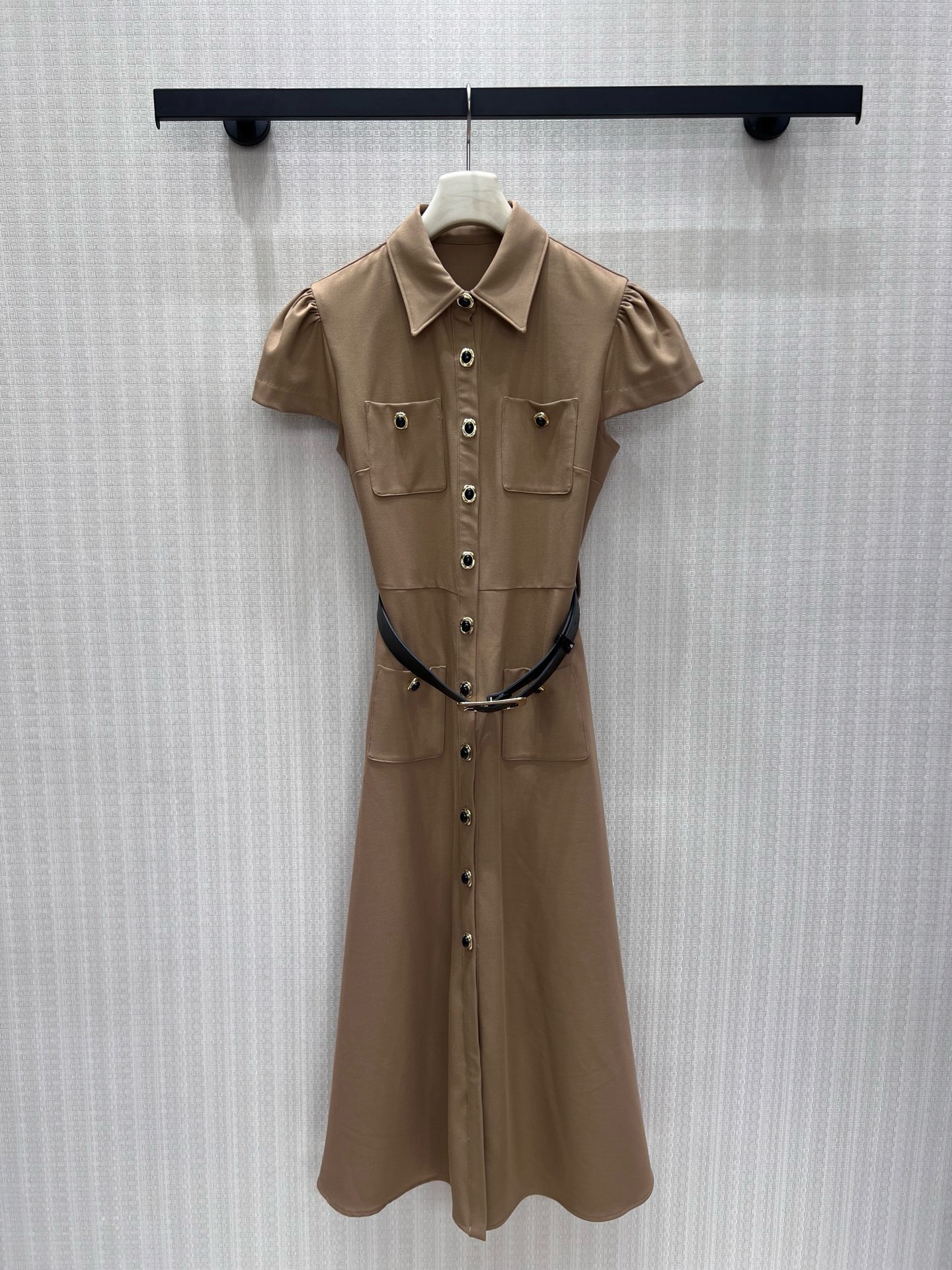 NO:953765,New spring and summer 26 dress. Warm-toned khaki with retro commuting texture, lapel puff short sleeves that softly modify the shoulder line. The multi-pocket workwear design combines layers and accents, and the metal breast buttons elongate the figure vertically. The wide black belt comes with a wide black belt to accurately outline the waistline. The large vertical skirt hides the flesh and makes the body look slimmer. The casual shoes are not too stiff. It is both capable and gentle, easily creating an unintentional light luxury commuting atmosphere. In stock 36/38/40  Actual detailed pictures, skirts, T-shirts,1986090926春夏新品 连衣裙 暖调卡其自带复古通勤质感,翻领泡泡短袖柔和修饰肩线.多口袋工装设计兼具层次与腔调,金属排扣纵向拉长身形,附赠宽黑腰带精准勾勒腰线.垂顺大摆裙摆藏肉显瘦,休闲鞋搭配亦不显生硬,兼具干练与温柔,轻松打造不刻意的轻奢通勤氛围感.现货36/38/40 实拍细节图,,skirts,T-shirt,,Women's clothing
