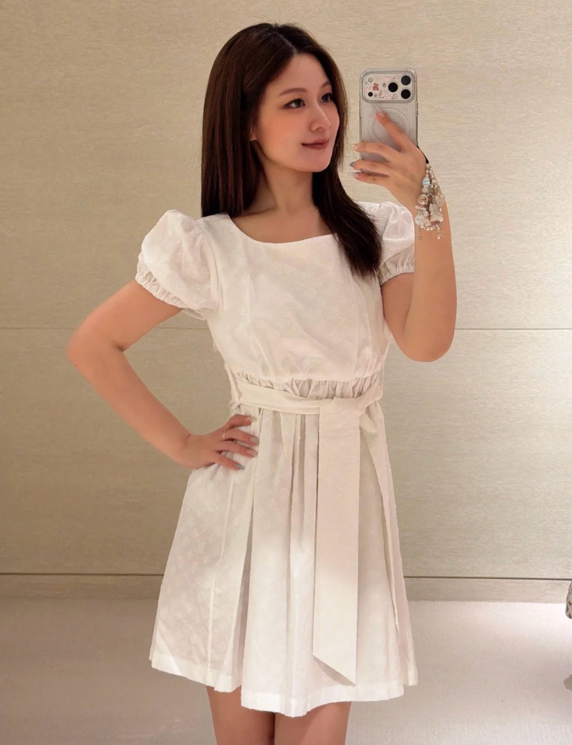 NO:953806,26 new spring and summer dresses  The pure off-white color comes with a gentle filter, and the three-dimensional embossed jacquard all over the body hides the brand's classic pattern. The texture is delicate and full of layers. The simple square collar modifies the neck line, the soft puff sleeves weaken the shoulder line, and the wide belt of the same fabric at the waist can freely tighten the waistline.  It heightens the body proportions. The short A-line skirt is light and flexible, with a refreshing girly feel. It is suitable for commuting and dating. The simple version hides a low-key sense of luxury, gentle and exquisite style. In stock 36/38/40,,skirts,1986090926春夏新品 连衣裙 纯净米白自带温柔滤镜,通体立体浮雕提花暗藏品牌经典纹样,肌理细腻层次饱满.简约方领修饰脖颈线条,柔和泡泡袖弱化肩线,腰间同面料宽绑带自由收束腰线,拉高身材比例.短款A字裙摆轻盈灵动,自带清爽少女感.通勤约会皆适配,简约版型藏着低调奢感,温柔又不失精致格调.现货36/38/40,,skirts,,Women's clothing