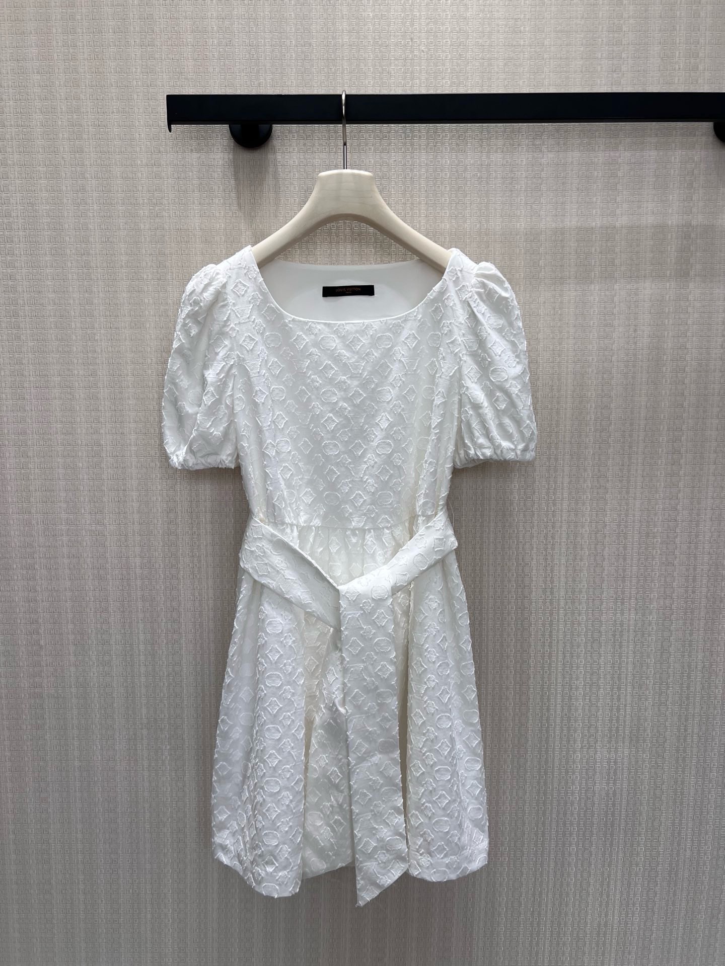 NO:953797,26 new spring and summer dresses  The pure off-white color comes with a gentle filter, and the all-over three-dimensional embossed jacquard hides the brand's classic pattern, with delicate and full texture. The simple square collar modifies the neck line, the soft puff sleeves weaken the shoulder line, and the wide belt with the same fabric at the waist can freely tighten the waistline and increase the body proportion. The short A-line skirt is light and flexible, with a refreshing girly feel. Suitable for commuting and dating, the simple version hides a low-key sense of luxury, gentle yet refined style. In stock 36/38/40  Actual detailed pictures,,skirts,1986090926春夏新品 连衣裙 纯净米白自带温柔滤镜,通体立体浮雕提花暗藏品牌经典纹样,肌理细腻层次饱满.简约方领修饰脖颈线条,柔和泡泡袖弱化肩线,腰间同面料宽绑带自由收束腰线,拉高身材比例.短款A字裙摆轻盈灵动,自带清爽少女感.通勤约会皆适配,简约版型藏着低调奢感,温柔又不失精致格调.现货36/38/40 实拍细节图,,skirts,,Women's clothing