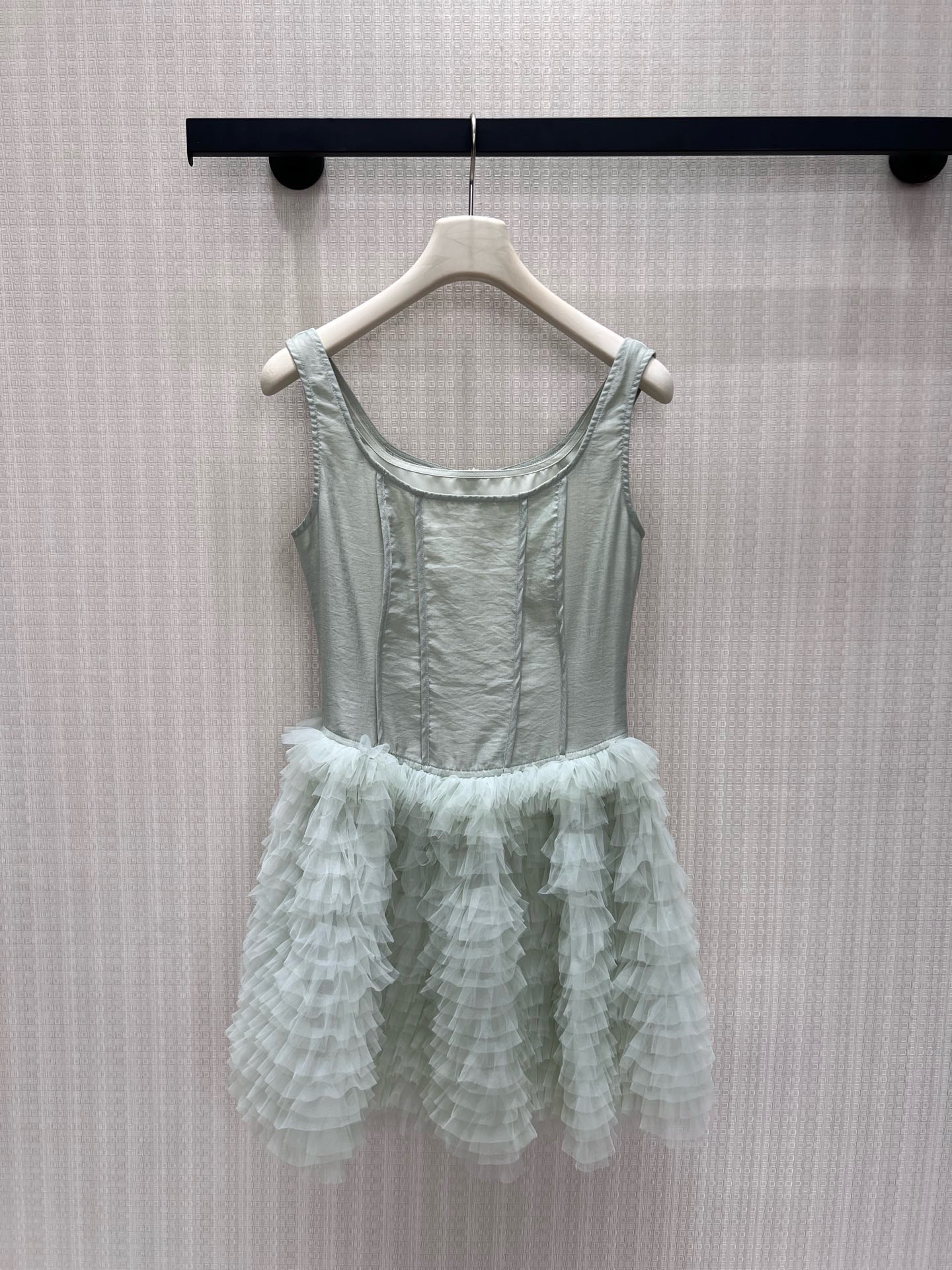 NO:953815,New product for spring and summer 26. Designer's clear light bean green ballet-style suspender dress, with a gentle and hazy atmosphere. The upper body is cut with fishbones to fit the body shape and outline the slender curves. The U-shaped shoulder straps highlight the beautiful shoulder and neck lines. The hem is stacked with multiple layers of tulle cake skirt, which is light and flexible with a sense of elegance. The soft light fabric is delicate and soft. The version is sweet but not greasy, suitable for dates and vacations, showing a cool and gentle fairy temperament, romantic and high-end. Ready-made smL  Actual detailed pictures,,skirts,1986090926春夏新品 设计师清浅豆绿色芭蕾风吊带连衣裙,自带温柔朦胧氛围感.上身束身鱼骨分割剪裁,贴合身形勾勒纤细曲线,U型肩带衬出优美肩颈线条.下摆堆叠多层薄纱蛋糕裙,轻盈灵动自带飘逸感,柔光面料细腻柔和.版型甜而不腻,约会、度假都适配,尽显清冷温柔的仙女气质,浪漫又高级.现货smL 实拍细节图,,skirts,,Women's clothing