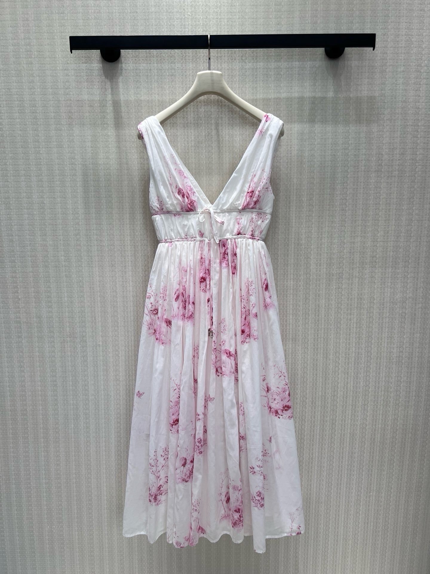 NO:953833,26 new spring and summer dresses  The Dio* milky white background is smudged with pink flower and bird prints, giving it a soft mist atmosphere. The deep V sleeveless tailoring outlines the slender shoulders and neck, and the waist is lightly tied with ribbons and bows of the same color, quietly dividing the golden ratio. The long draped skirt has an elegant and soft light when walking. The light and breathable fabric has a fairy-like appearance  Comfortable, low-saturation pink flowers are elegant and not sweet, suitable for daily dates and afternoon tea trips. The gentle rich family atmosphere fills the air, gentle without losing the sense of high-end relaxation. Spot 36/38/40 real shot details, dior, skirts, gold,1986090926春夏新品连衣裙 Dio*奶白底晕染粉调花鸟印花,自带柔雾氛围感.深V无袖剪裁勾勒纤细肩颈,腰间同色系飘带蝴蝶结轻束腰线,悄悄划分黄金比例,大摆垂坠长裙走路自带飘逸柔光.轻薄透气面料兼顾仙气与舒适,低饱和粉花清雅不甜腻,日常约会、下午茶出行都适配,温柔富家千金氛围感拉满,温柔又不失高级松弛感.现货36/38/40实拍细节图,,dior,skirts,gold,,Women's clothing