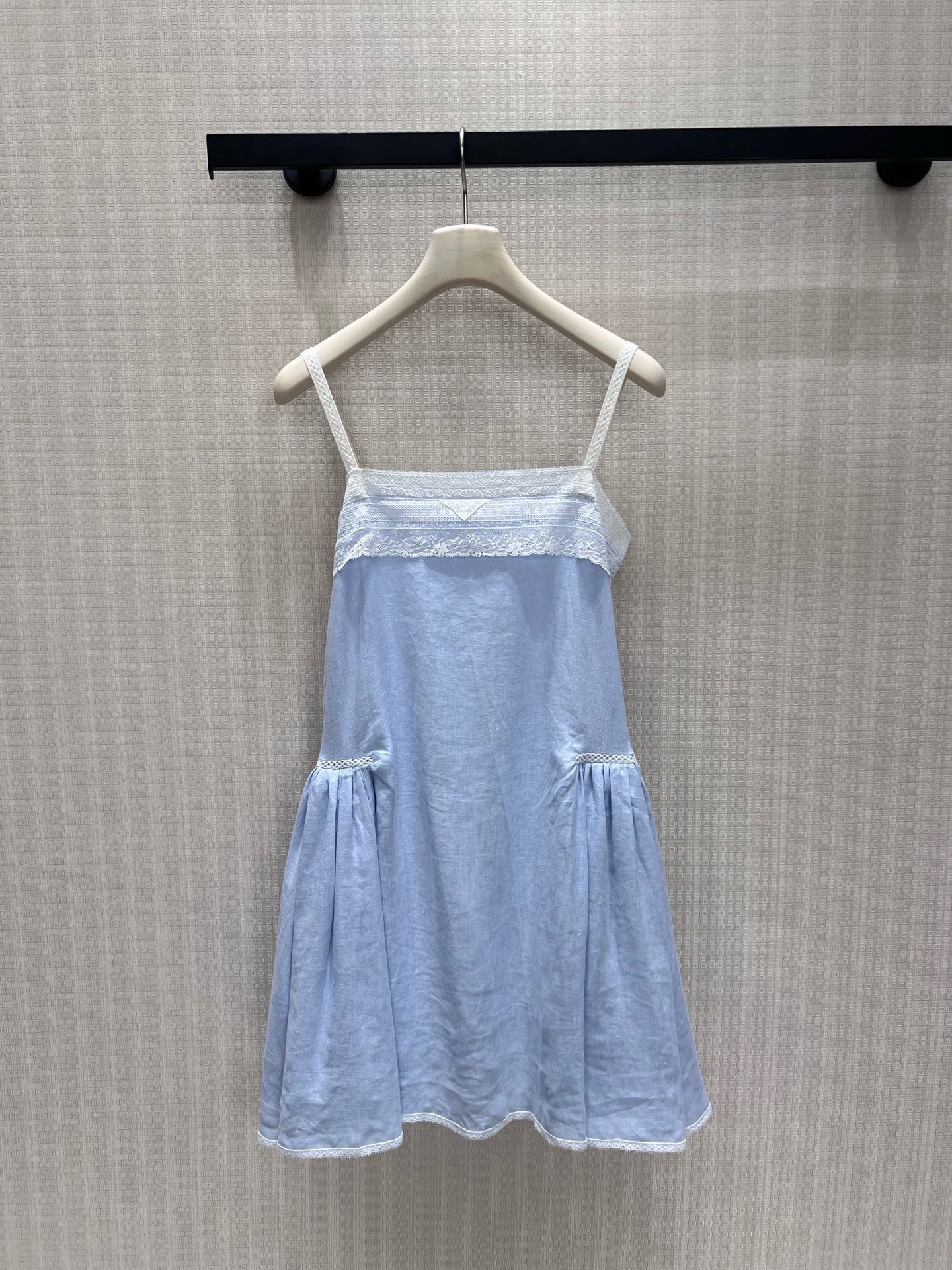 NO:953851,26th early autumn new product Pra** light blue linen suspender dress, clear linen fabric with breathable texture, soft light blue refreshing and healing. The neckline is full of exquisite lace splicing, the triangular metal mark is a low-key finishing touch, and the fine woven shoulder straps are gentle. The pleats on the waist create a loose hem, and the hem lace details are delicate and light. It has a cool girly atmosphere. Wear it alone or wear it with a thin cardigan to show a retro pure desire and high-end feeling. In stock 36/38/40  Actual detailed pictures,,prada,skirts,1986090926早秋新品 Pra**浅蓝亚麻吊带连衣裙 ,清透亚麻面料自带透气肌理,柔和浅蓝清爽治愈.领口满幅精致蕾丝拼接,三角金属标低调点睛,细织肩带温柔衬肩.腰侧褶皱打造宽松大摆,下摆蕾丝收边细节细腻,轻盈垂坠,自带清冷少女氛围,单穿或外搭薄开衫都尽显复古纯欲高级感.现货36/38/40 实拍细节图,,prada,skirts,,Women's clothing