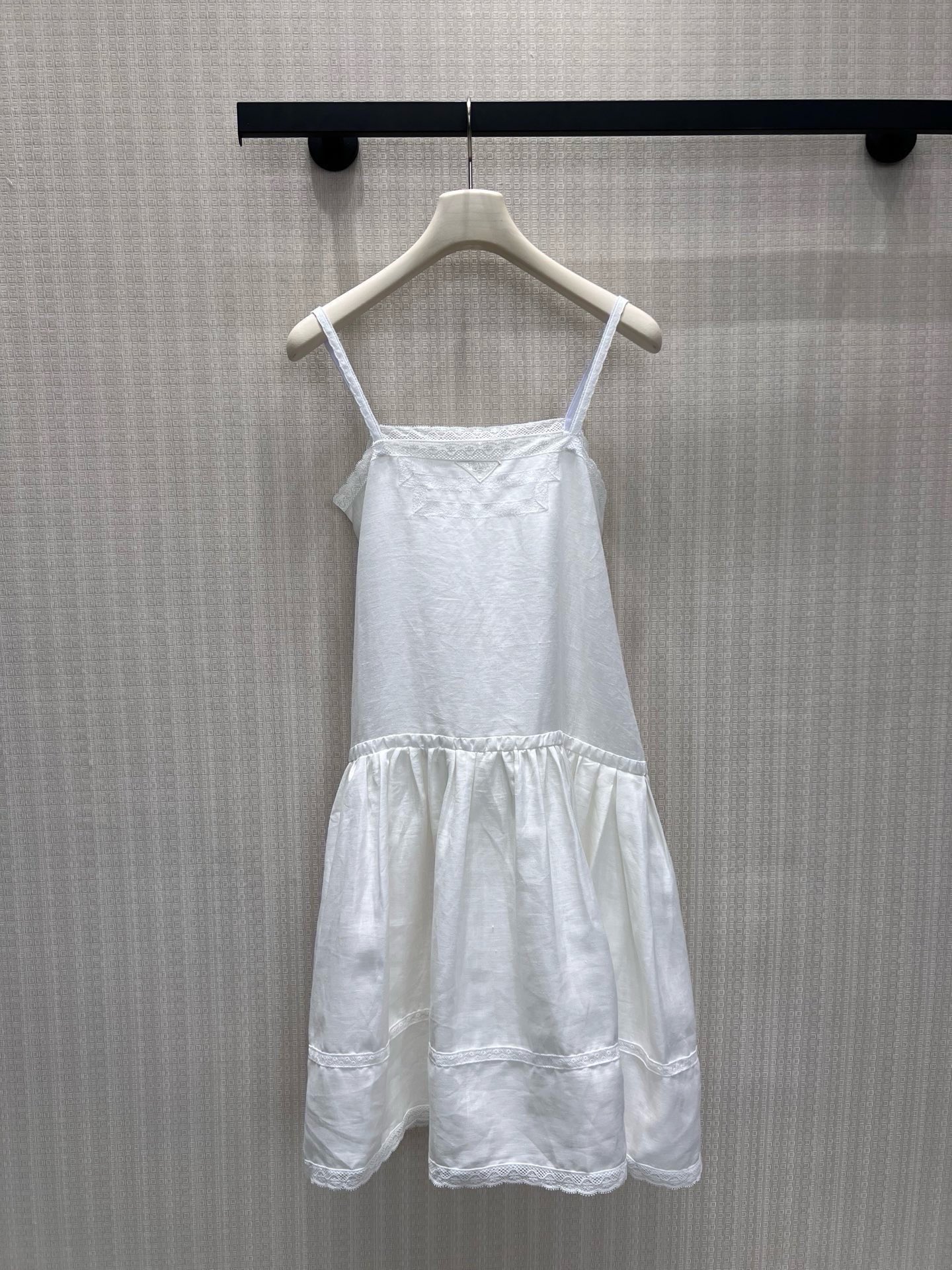 NO:953869,Batch 26 spring and summer new suspender skirt. Pure white linen suspender skirt is a summer item with a relaxed atmosphere. The double spaghetti strap design is light and neat, and the lace details on the chest and skirt inject gentleness into the simple lines. The natural linen fabric is breathable and skin-friendly, and the A-line skirt is fluffy and age-reducing. It has both a girlish and high-end texture. Whether it is for vacation or daily outing, you can wear it with a refreshing and clean French temperament. Ready for sale sml  Actual detailed pictures,,skirts,19860909批 26春夏新品吊带裙 纯净白调亚麻吊带背心裙,是自带松弛氛围感的夏日单品 双细肩带设计轻盈利落,胸前与裙摆的蕾丝细节,为简约线条注入温柔层次.天然亚麻面料透气亲肤,A字裙摆蓬松减龄,兼具少女感与高级质感,无论是度假出游还是日常出街,都能穿出清爽干净的法式气质.现货出售smL 实拍细节图,,skirts,,Women's clothing