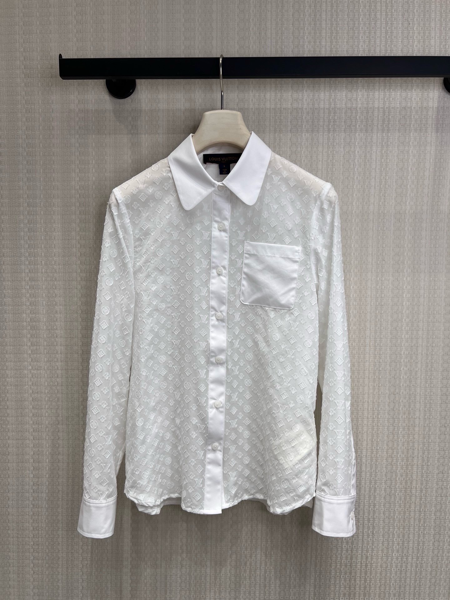 NO:953816,26 new spring and summer LV shirts  The aesthetic symbol that spans centuries, when it falls on this white shirt, it becomes an unobtrusive high-end footnote. The soft light texture of the slightly translucent tulle flows between light and shadow, and the loose silhouette and off-shoulder tailoring blends the brand's unique relaxed elegance into every inch.  In the fabric, it is never limited to basic styles. The velvet-like jacquard hides the brand logo, and the soft but not slumping slightly transparent fabric has a cool and soft light. The loose version weakens the lines, turning 'effortless luxury' into a daily high-level expression. Ready for sale sml  Real shot details,,louis vuitton,shirts,1986090926春夏新品 LV衬衫 跨越世纪的美学符号,当它落在这件白衬衫上,便成了不张扬的高级注脚.微透薄纱的柔光肌理,在光影间流动,宽松廓形落肩剪裁,把品牌独有的松弛贵气,揉进每一寸面料里.从不止于基础款.绒感提花暗藏品牌标识,软而不塌的微透面料自带清冷柔光,宽松版型弱化线条,将“不费力的奢华”,穿成日常的高级表达.现货出售smL 实拍细节图,,louis vuitton,shirts,,Women's clothing