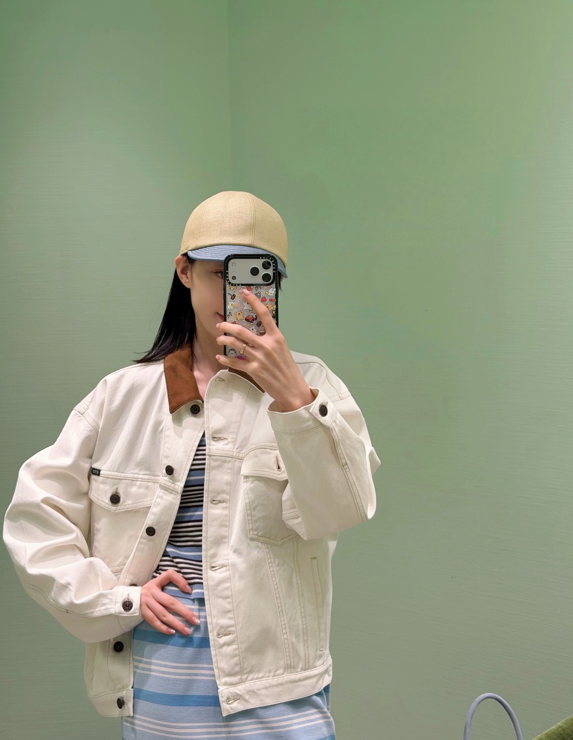 NO:953694,Jacket 26 new spring and summer suit. Karina's same khaki denim suit uses a contrasting leather collar to create a visual highlight. The short jacket optimizes the body proportions and the cargo pockets add a smart texture. The drapey wide-leg trousers are soft and tolerant of the leg shape, and the light color scheme brings a sense of high-end atmosphere. Pair it with a white shirt and retro leather boots, which combines casualness and coolness with a cool big-name aura. It is suitable for visiting stores and commuting, and can easily be worn to create a retro, light and luxurious style that is not boring.  In stock smL,,boots,jackets & coats,shirts,19860909外套 26春夏新款套装 Karina同款卡其牛仔套装以皮质撞色衣领打造视觉亮点,短款外套优化身材比例,工装口袋增添干练质感.垂顺阔腿长裤柔和包容腿型,浅调色系自带高级氛围感.叠搭白衬衫、复古皮靴,兼顾随性松弛与清冷大牌气场,探店通勤皆适配,轻松穿出不沉闷的复古轻奢穿搭格调 现货smL,,boots,jackets & coats,shirts,,Women's clothing