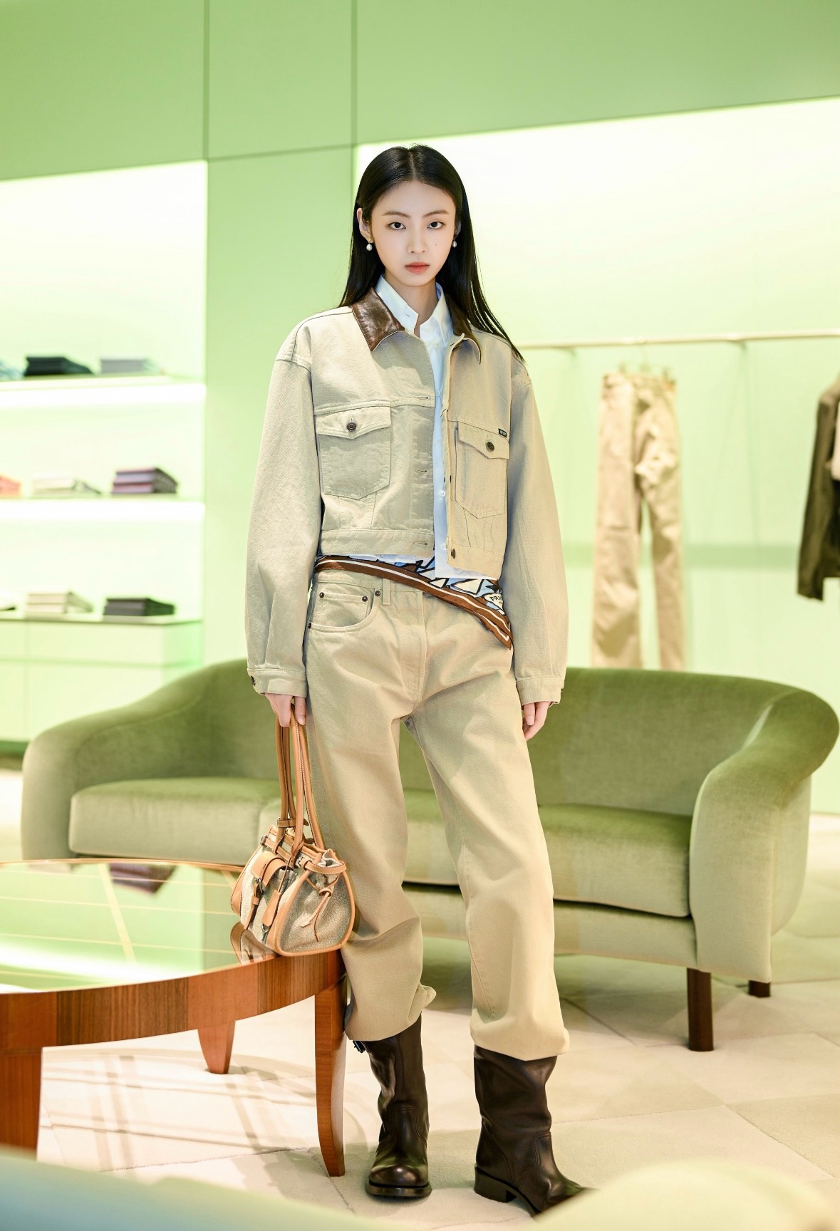 NO:953718,Pants 26 new spring and summer suits. Karina's same khaki denim suit uses a contrasting leather collar to create a visual highlight. The short jacket optimizes the body proportions and the cargo pockets add a smart texture. The slim wide-leg trousers are soft and tolerant of the leg shape, and the light color scheme brings a high-end atmosphere. Paired with a white shirt and retro leather boots, it combines casual relaxation with a cool big-name aura. It is suitable for visiting stores and commuting, and can easily be worn to create a retro, light and luxurious style that is not boring.  In stock smL,,boots,jackets & coats,shirts,19860909裤子 26春夏新款套装 Karina同款卡其牛仔套装以皮质撞色衣领打造视觉亮点,短款外套优化身材比例,工装口袋增添干练质感.垂顺阔腿长裤柔和包容腿型,浅调色系自带高级氛围感.叠搭白衬衫、复古皮靴,兼顾随性松弛与清冷大牌气场,探店通勤皆适配,轻松穿出不沉闷的复古轻奢穿搭格调 现货smL,,boots,jackets & coats,shirts,,Women's clothing