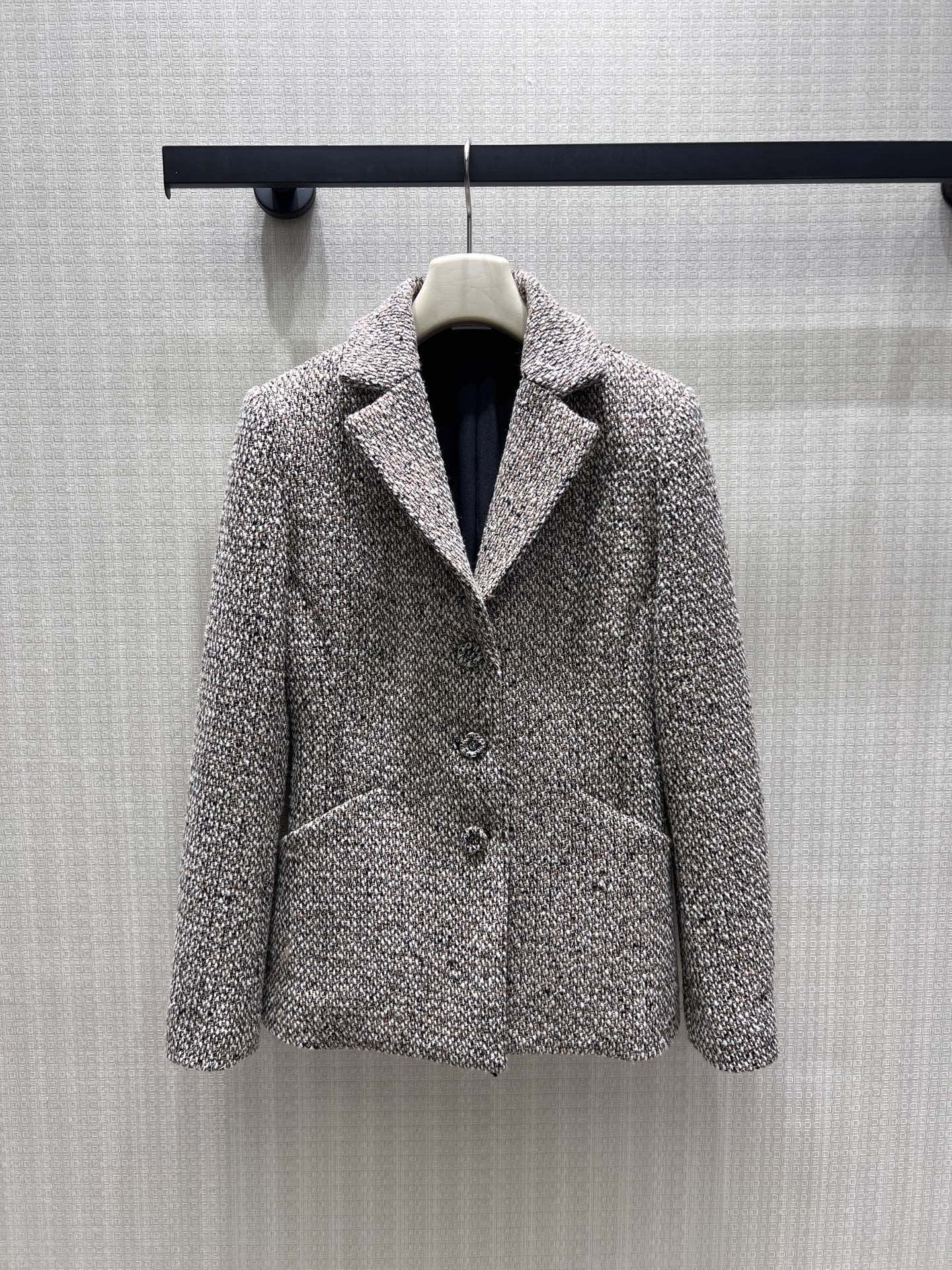 NO:953670,Jackets, skirts, new products for early autumn 26, Dio** exclusive high-end tweed suit, gray blended fabric with fine shreds, high-end and layered texture. The waisted single-breasted suit neatly modifies the figure, and the large pockets are retro and practical; the fishtail skirt drape softly, showing elegance when walking. The upper body of the set is a French intellectual lady, and the items can also be split and mixed, suitable for commuting and dating, low-key interpretation of the timeless and high-end old money atmosphere  Spot 36/38/40 real shot details, dior, skirts, jackets & coats, business suit,19860909外套 半裙签 26早秋新品 Dio**独家高定粗花呢西装套装,灰调混纺面料自带细碎闪丝,肌理高级有层次.收腰单排扣西装利落修饰身形,大口袋复古实用；鱼尾半裙垂坠柔和,走动间尽显优雅.成套上身是法式知性大小姐,单品亦可拆分混搭,通勤、约会皆适配,低调诠释隽永高级的老钱氛围感 现货36/38/40实拍细节图,,dior,skirts,jackets & coats,business suit,,Women's clothing