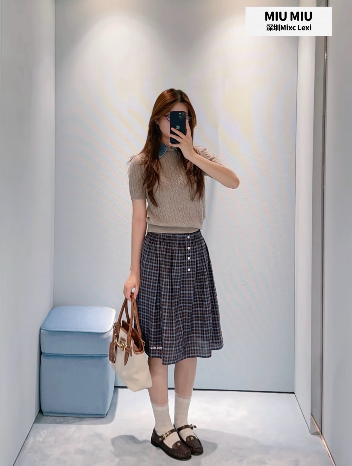 NO:953652,26th early autumn new product Miu** retro plaid complete suit, the brown plaid has an American college atmosphere, the short lapel shirt is neat and tall, and the embroidered logo on the chest is simple and exquisite. The elastic waist of the same fabric skirt is comfortable and does not pick up the waist and abdomen.  In stock 36/38/40,,miumiu,skirts,shirts,1986090926早秋新品 Miu**复古格纹成套套装,棕调格纹自带美式学院氛围感,短款翻领衬衫利落显高,胸口刺绣logo简约精致.同面料半身裙松紧腰舒适不挑腰腹,前襟排扣增添层次,裙底标识细节考究.成套穿搭元气减龄,上下单品亦可拆分混搭,松弛复古,轻松拿捏少女轻奢的日常格调. 现货36/38/40,,miumiu,skirts,shirts,,Women's clothing