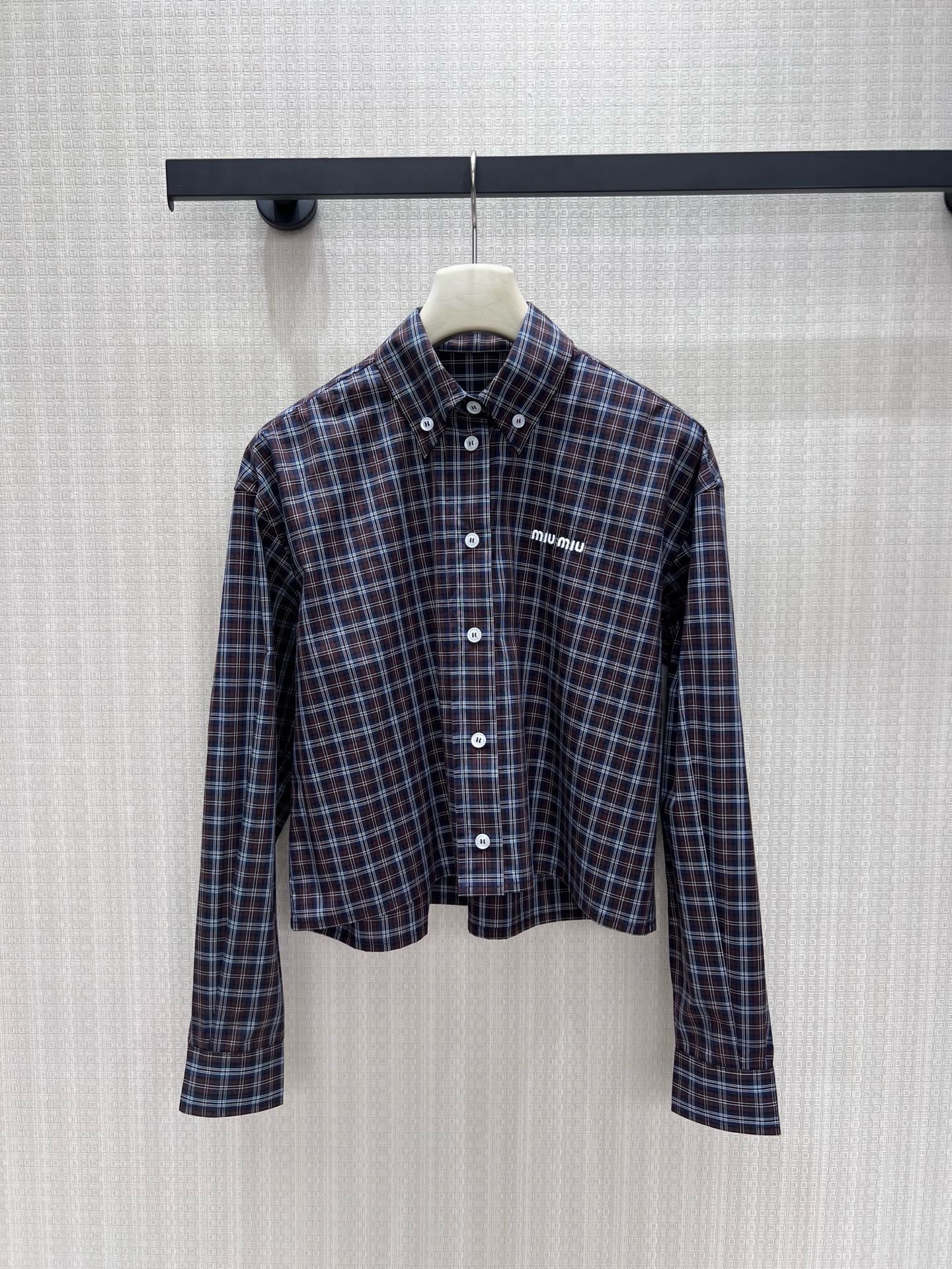NO:953661,Shirt 26 early autumn new product Miu** retro plaid complete suit, the brown plaid has an American college atmosphere, the short lapel shirt is neat and tall, and the embroidered logo on the chest is simple and exquisite. The elastic waist of the skirt of the same fabric is comfortable and does not highlight the waist and abdomen. The buttons on the front add layers and the bottom of the skirt has exquisite details. The complete set is energetic and reduces age, and the top and bottom items can also be separated and mixed. It is relaxed and retro, and can easily achieve the light and luxurious daily style of a girl.  In stock 36/38/40 real shot details,,miumiu,skirts,shirts,19860909衬衫 26早秋新品 Miu**复古格纹成套套装,棕调格纹自带美式学院氛围感,短款翻领衬衫利落显高,胸口刺绣logo简约精致.同面料半身裙松紧腰舒适不挑腰腹,前襟排扣增添层次,裙底标识细节考究.成套穿搭元气减龄,上下单品亦可拆分混搭,松弛复古,轻松拿捏少女轻奢的日常格调. 现货36/38/40 实拍细节图,,miumiu,skirts,shirts,,Women's clothing