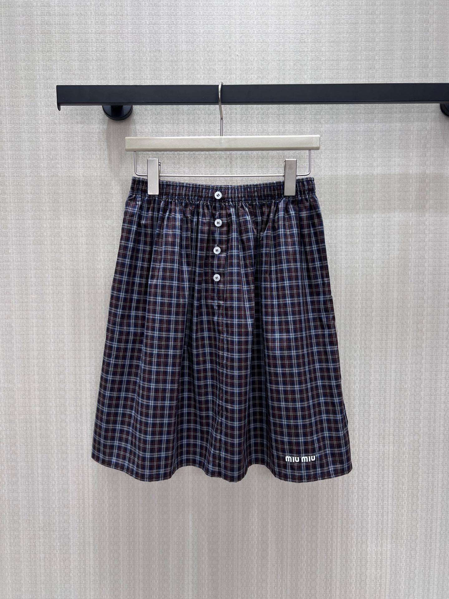 NO:953643,26th early autumn new product Miu** retro plaid complete suit, the brown plaid has an American college atmosphere, the short lapel shirt is neat and tall, and the embroidered logo on the chest is simple and exquisite. The elastic waist of the same fabric skirt is comfortable and does not pick up the waist and abdomen.  In stock 36/38/40 real shot details,,miumiu,skirts,shirts,1986090926早秋新品 Miu**复古格纹成套套装,棕调格纹自带美式学院氛围感,短款翻领衬衫利落显高,胸口刺绣logo简约精致.同面料半身裙松紧腰舒适不挑腰腹,前襟排扣增添层次,裙底标识细节考究.成套穿搭元气减龄,上下单品亦可拆分混搭,松弛复古,轻松拿捏少女轻奢的日常格调. 现货36/38/40 实拍细节图,,miumiu,skirts,shirts,,Women's clothing
