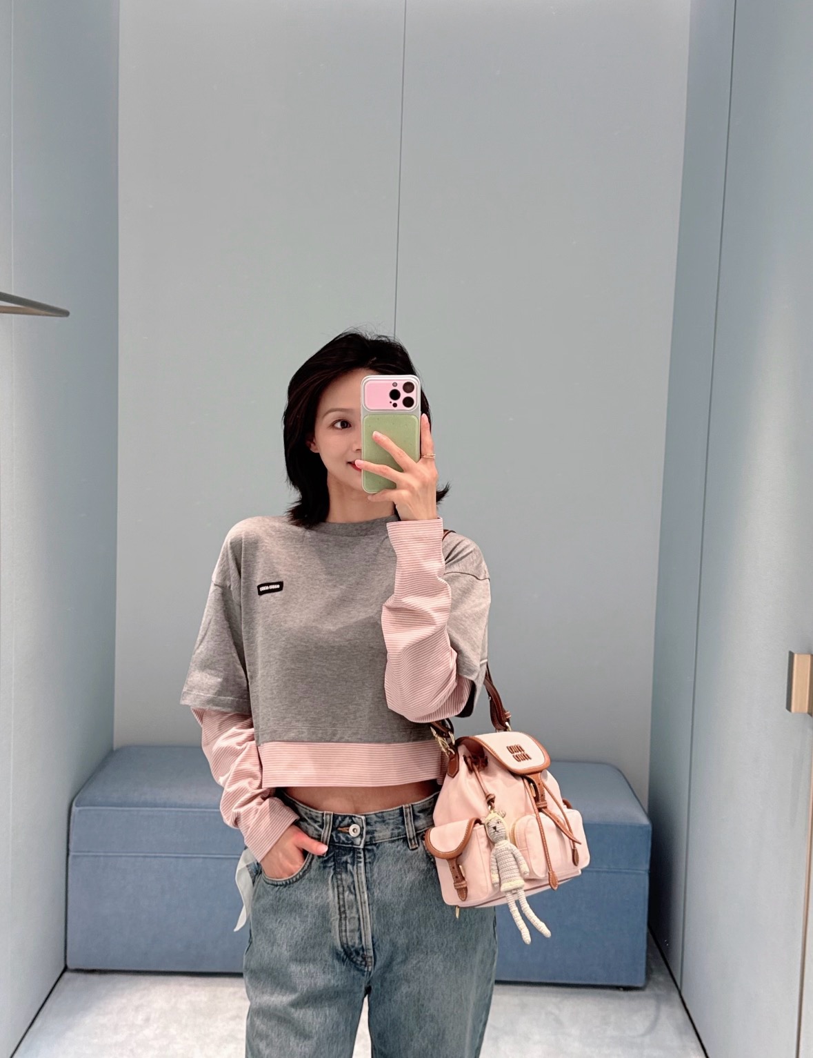 NO:954944,26 spring and summer new products  Miu** fake two-piece long sleeves, heather gray short sleeves layered with pink stripes as a base, the layers are relaxed and proportional. The soft round neck fits the neck, and the mini woven label on the chest low-key logo brand tonality. Soft, waxy and skin-friendly cotton fabric, breathable and comfortable. Drop shoulder loose version  The shape is tolerant of the body shape, the short cut raises the waistline, and the sweet and cool contrasting colors bring a retro college atmosphere. It is great to wear alone and layered. It is gentle and age-reducing, showing the light and luxurious texture of a girl. In stock 36/38/40,, miumiu, T-shirt,1986090926春夏新品 Miu**假两件长袖,麻灰短款短袖叠搭粉条纹打底,层次松弛又显比例.柔和圆领贴合脖颈,胸前迷你织标低调标识品牌调性.软糯亲肤棉质面料,透气舒适.落肩宽松版型包容身形,短款剪裁拉高腰线,甜酷撞色自带复古学院氛围,单穿叠搭都很出彩,温柔减龄尽显少女轻奢质感.现货36/38/40,,miumiu,T-shirt,,Women's clothing