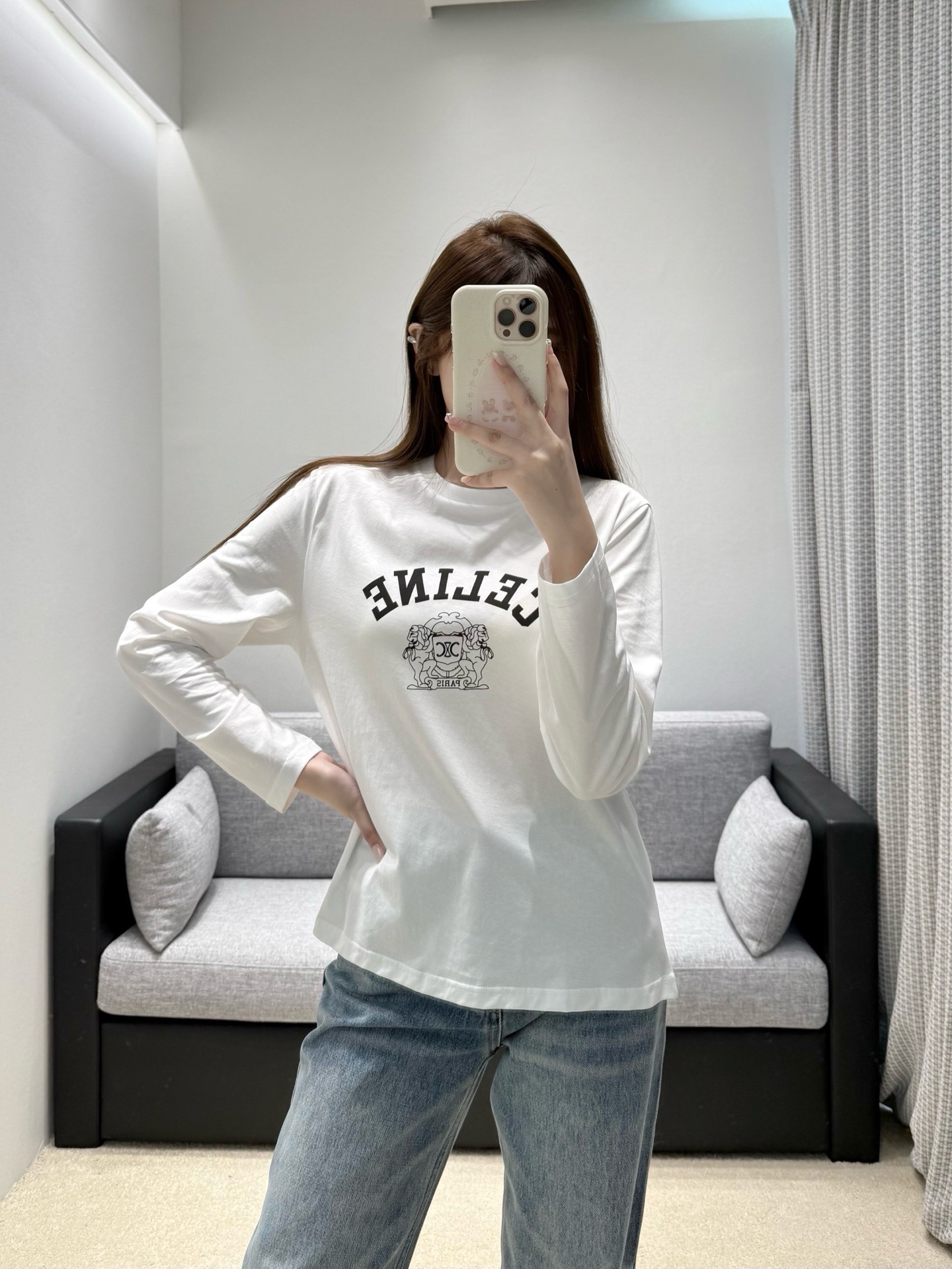 NO:954956,26 spring and summer new product Celi** long-sleeved T-shirt is made of fine and skin-friendly cotton fabric, which is breathable, refreshing and not easy to sweat. The curved brand letters on the front are matched with classic lion print, which has a strong retro college atmosphere. The neat short length optimizes the body proportions, and the two colors of black and white and light gray are versatile and durable. It can be worn alone or layered with various types of jackets, easily creating a simple and restrained daily wear with French old-money texture. In stock smL,,celine,jackets &  coats,tees,t-shirt,1986090926春夏新品 Celi**长袖T恤选用细腻亲肤棉质面料,透气清爽不易闷汗.正面弧形品牌字母搭配经典狮纹印花,复古学院气息浓郁.利落短衣长优化身材比例,黑白、浅灰两款色调百搭耐看,既能单独外穿,也可叠搭各类外套,轻松塑造简约克制、自带法式老钱质感的日常穿搭 现货smL,,celine,jackets & coats,tees，t-shirt,,Women's clothing