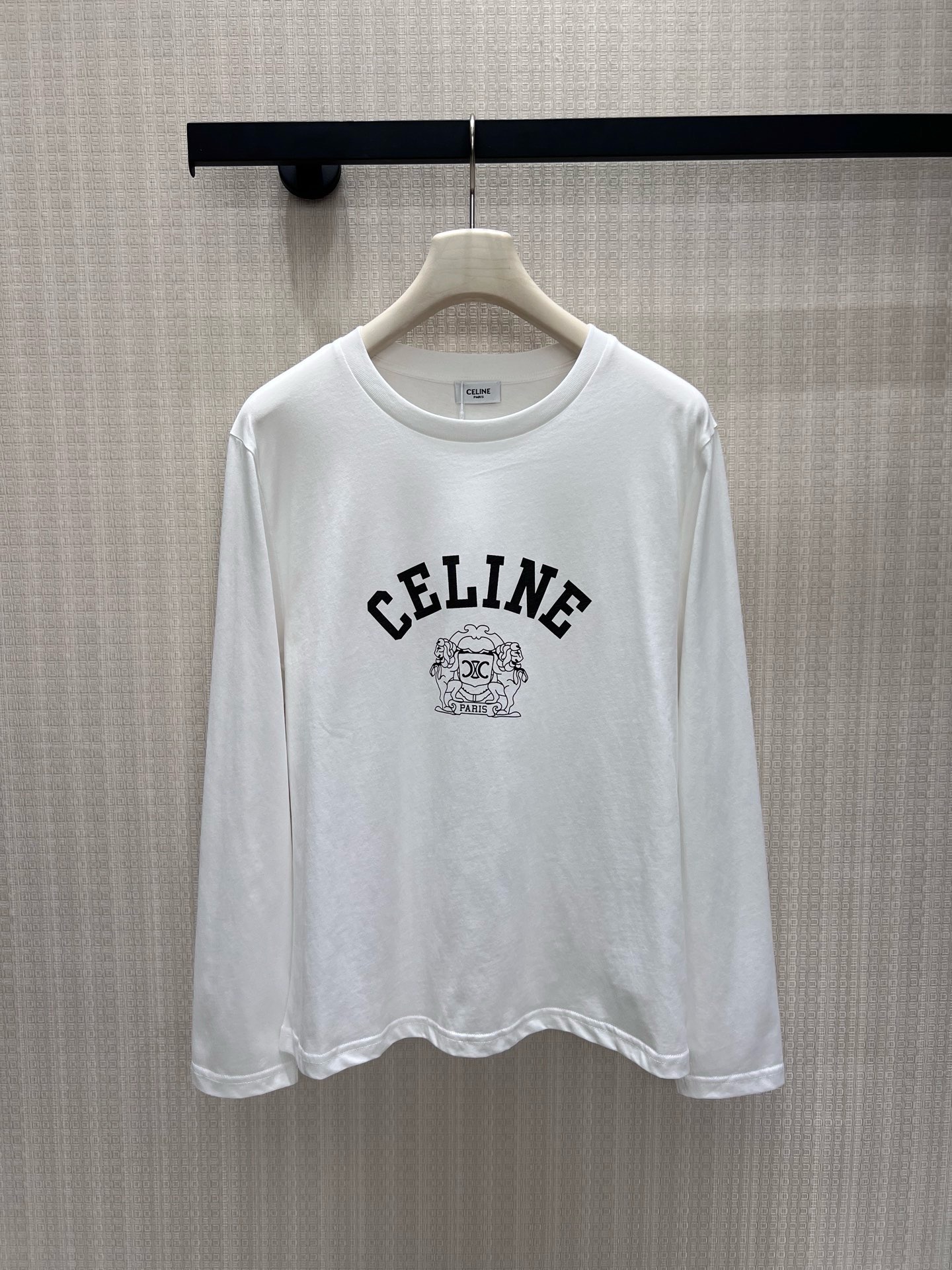 NO:954951,26 spring and summer new product Celi** long-sleeved T-shirt is made of fine and skin-friendly cotton fabric, which is breathable and refreshing and not easy to sweat. The curved brand letters on the front are matched with classic lion print, which has a strong retro college atmosphere. The neat short length optimizes the body proportions, and the two colors of black and white and light gray are versatile and durable. It can be worn alone or layered with various types of jackets, easily creating a simple and restrained daily wear with French old-money texture. Spot sml real shot details,,celine,jackets  & coats,tees,t-shirt,1986090926春夏新品 Celi**长袖T恤选用细腻亲肤棉质面料,透气清爽不易闷汗.正面弧形品牌字母搭配经典狮纹印花,复古学院气息浓郁.利落短衣长优化身材比例,黑白、浅灰两款色调百搭耐看,既能单独外穿,也可叠搭各类外套,轻松塑造简约克制、自带法式老钱质感的日常穿搭 现货smL 实拍细节图,,celine,jackets & coats,tees，t-shirt,,Women's clothing