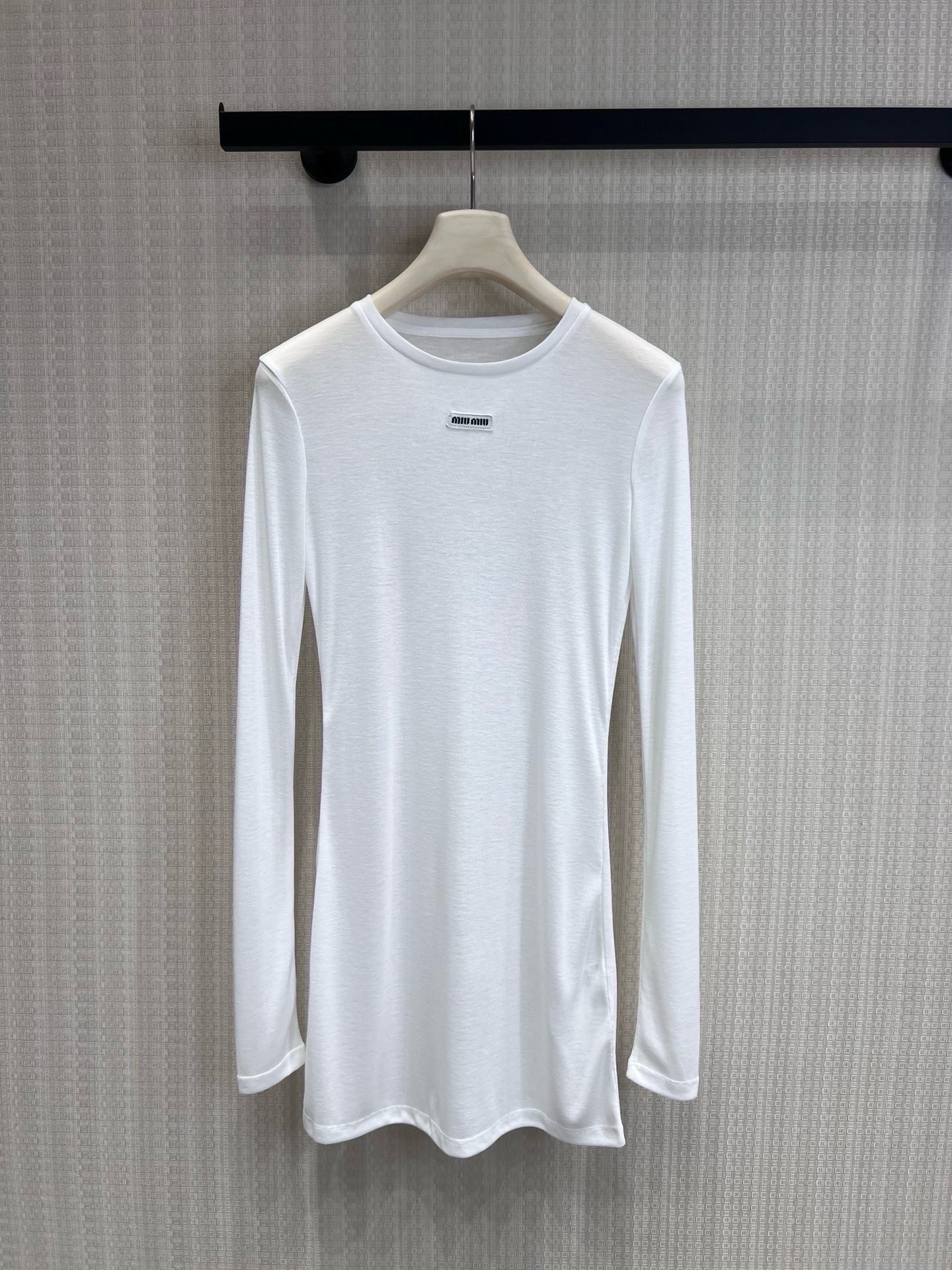 NO:954960,Mi* 26Ss new spring and summer product. Thin long-sleeved T-shirt that can be worn in all seasons | Exclusively developed by yb!  High quality production!  Miu catwalk style is the various layering of this series. It is a big hit and can easily show the sense of fashion. Wear one over the bra. The looming see-through feeling is super fashionable. It can be used for daily travel or as an air-conditioned shirt. At the same time, it also pursues relaxed and clean fashion. Ready-made S/M/L real shot details, miumiu, tees, t-shirt,19860909Mi* 26Ss春夏新品 四季都可穿的薄款长袖T恤丨独家yb开发！高版出品！Miu走秀款 就是这个系列的各种叠穿 大大大火 轻松展示时髦感 Bra外面套一件,若隐若现的透视感超时髦.可以日常出行或作为空调衫 同时也追求轻松而干净的时髦.现货发售S/M/L实拍细节图,,miumiu,tees，t-shirt,,Women's clothing