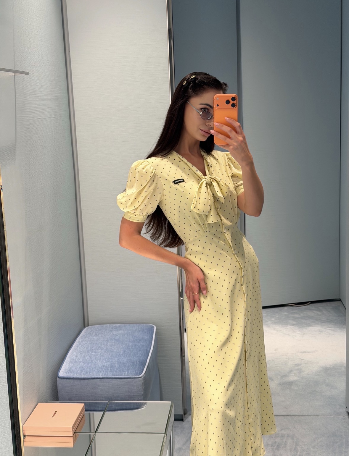 NO:954914,26 new spring and summer dresses  Miu** light yellow polka dot dress combines a retro girly atmosphere. The V-neck bow is gentle and smart, and the short puff sleeves modify the arm lines. The placket has a unique button design, the waist is cut to outline the graceful curves, and the slight slit at the hem adds a smart charm. Classic  The polka dots are fresh and elegant, and the fabric is smooth and soft. It blends French retro style with sweet charm. It is suitable for commuting and dating, showing elegance and gentleness. In stock 36/38/40,,miumiu,skirts,T-shirt,1986090926春夏新品 连衣裙 Miu**淡黄色波点连衣裙,糅合复古少女氛围感.V领蝴蝶结温柔灵动,泡泡短袖修饰手臂线条.门襟排扣设计别致,收腰剪裁勾勒曼妙曲线,下摆微开衩增添灵动韵味.经典小波点清新雅致,面料垂顺柔和,将法式复古与甜美元气相融,通勤约会皆适配,尽显优雅温柔气质.现货36/38/40,,miumiu,skirts,T-shirt,,Women's clothing