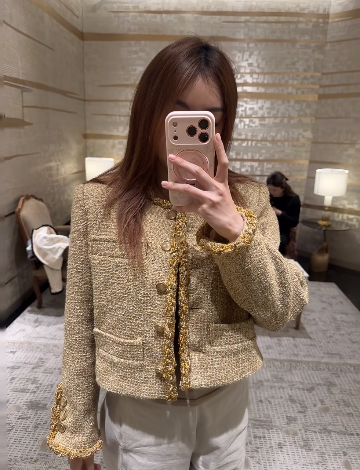 NO:954955,26th early autumn new product Chan** gilt tweed jacket, with a retro and elegant atmosphere. The texture of the rich blended fabric is outstanding, the golden webbing piping outlines the outline, and the metal round buckle is exquisite. The classic round neck is paired with double pocket design, and the neat short version optimizes body proportions. The cut is crisp and stylish, blending elegance and aura, suitable for matching with skirts and trousers, easily interpreting the exquisite and luxurious French lady style. Ready in stock  36/38/40,,chanel,skirts,jackets & coats,1986090926早秋新品 Chan**鎏金粗花呢小香外套,自带复古贵气氛围.肌理丰富的混纺面料质感出众,金色织带滚边勾勒轮廓,金属圆扣精致考究.经典圆领搭配双口袋设计,利落短款版型优化身形比例.剪裁挺括有型,融合优雅与气场,搭配裙装、西裤皆相宜,轻松演绎精致轻奢的法式名媛格调.现货 36/38/40,,chanel,skirts,jackets & coats,,Women's clothing